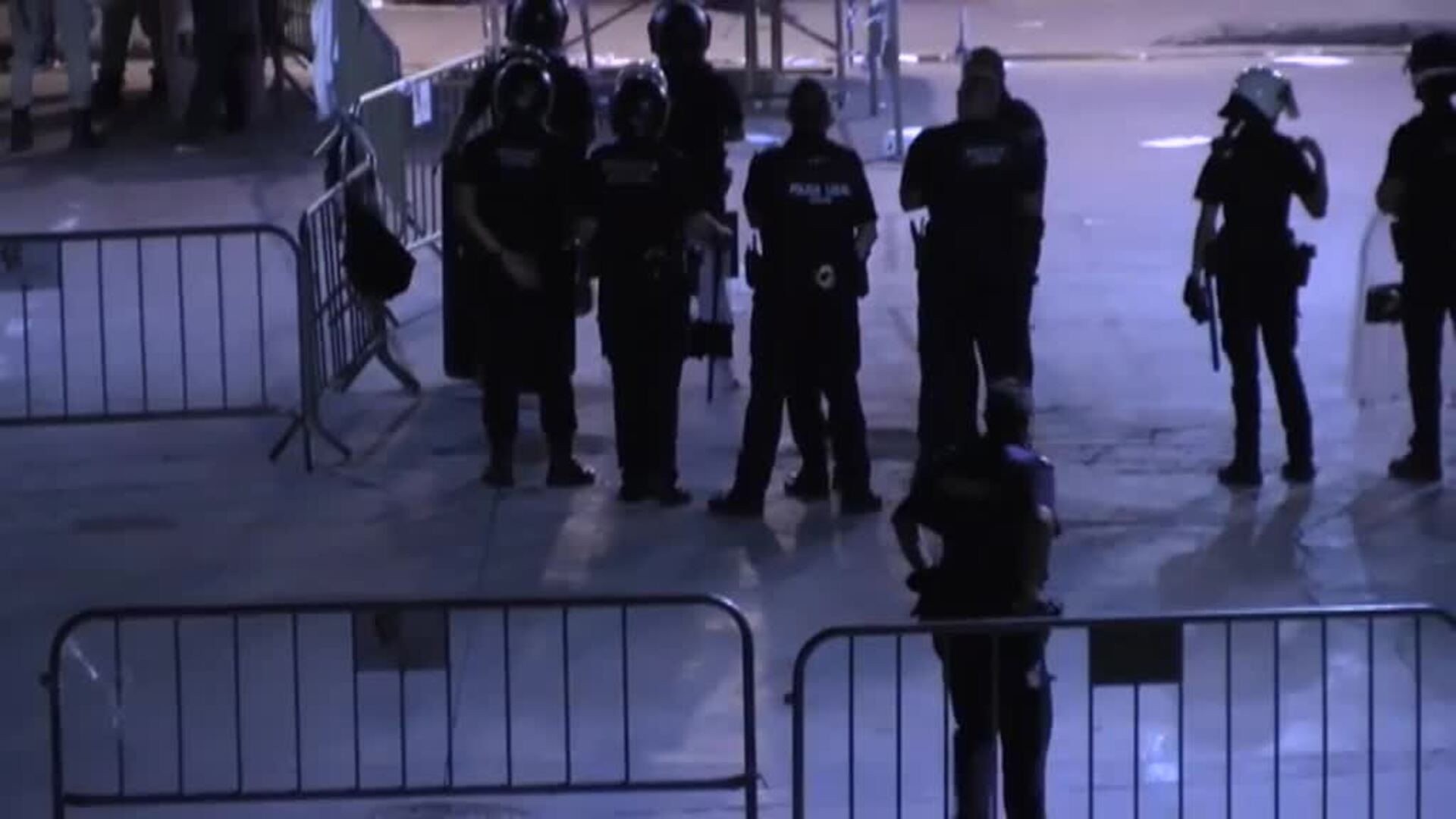 Decenas de migrantes se amotinan en las naves del Tarajal por temor a ser deportados