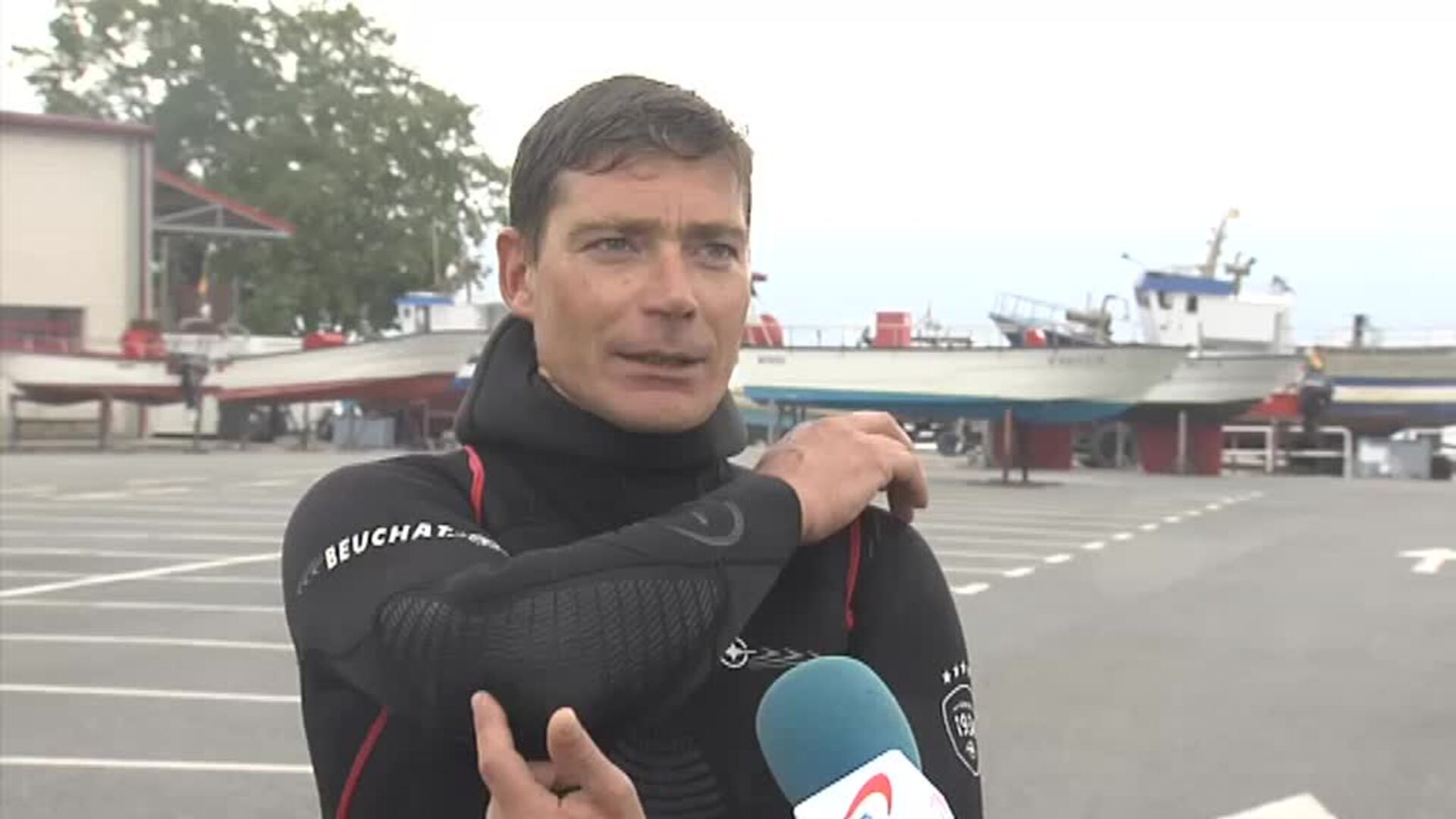 El delfín &quot;Manoliño&quot; pone en peligro la integridad física de los mariscadores de la ría de Noia