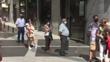 Los turistas aprovechan el verano para comprar Lotería de Navidad en Doña Manolita