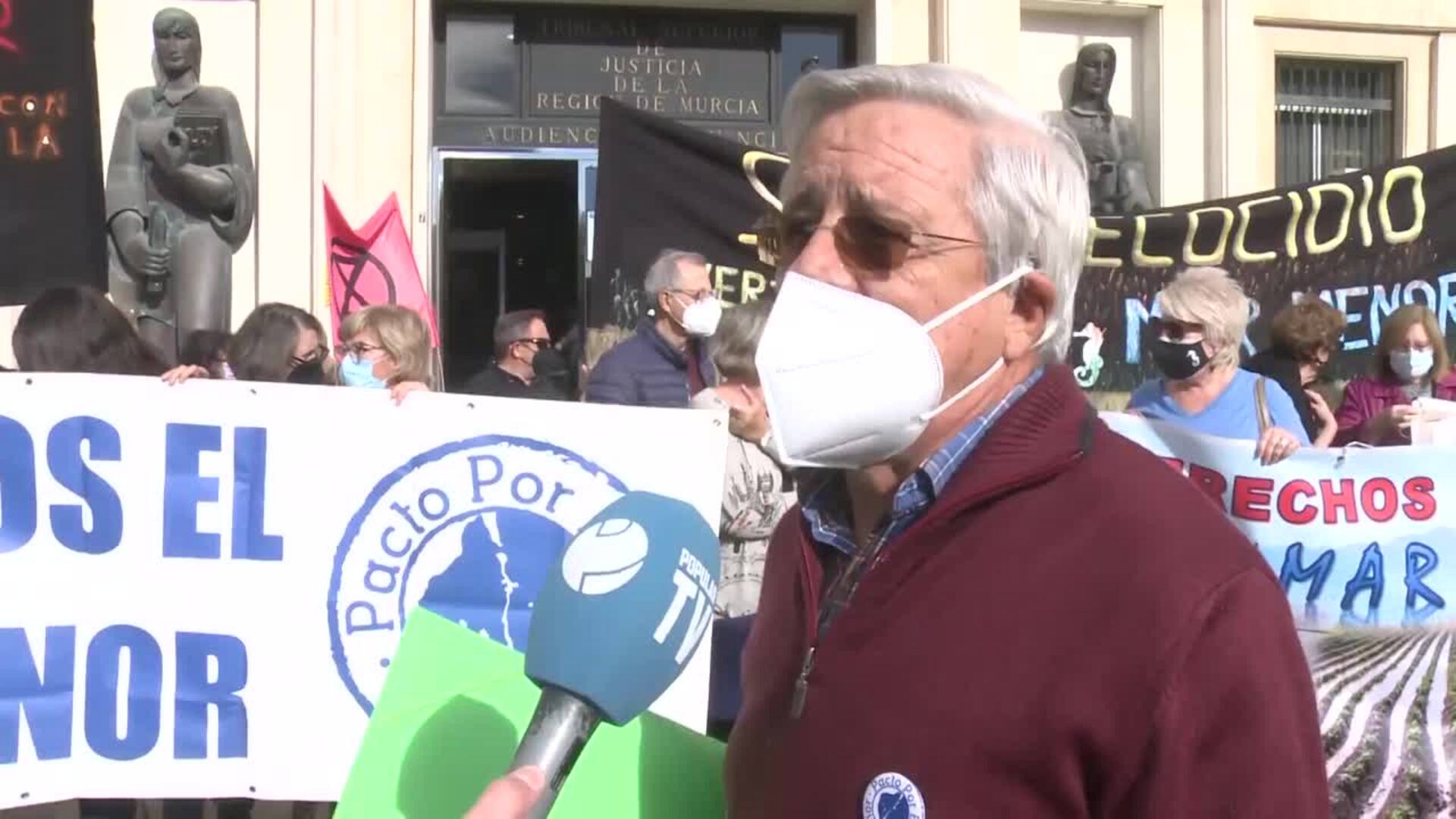 Ciudadanos se concentran para pedir soluciones para el Mar Menor