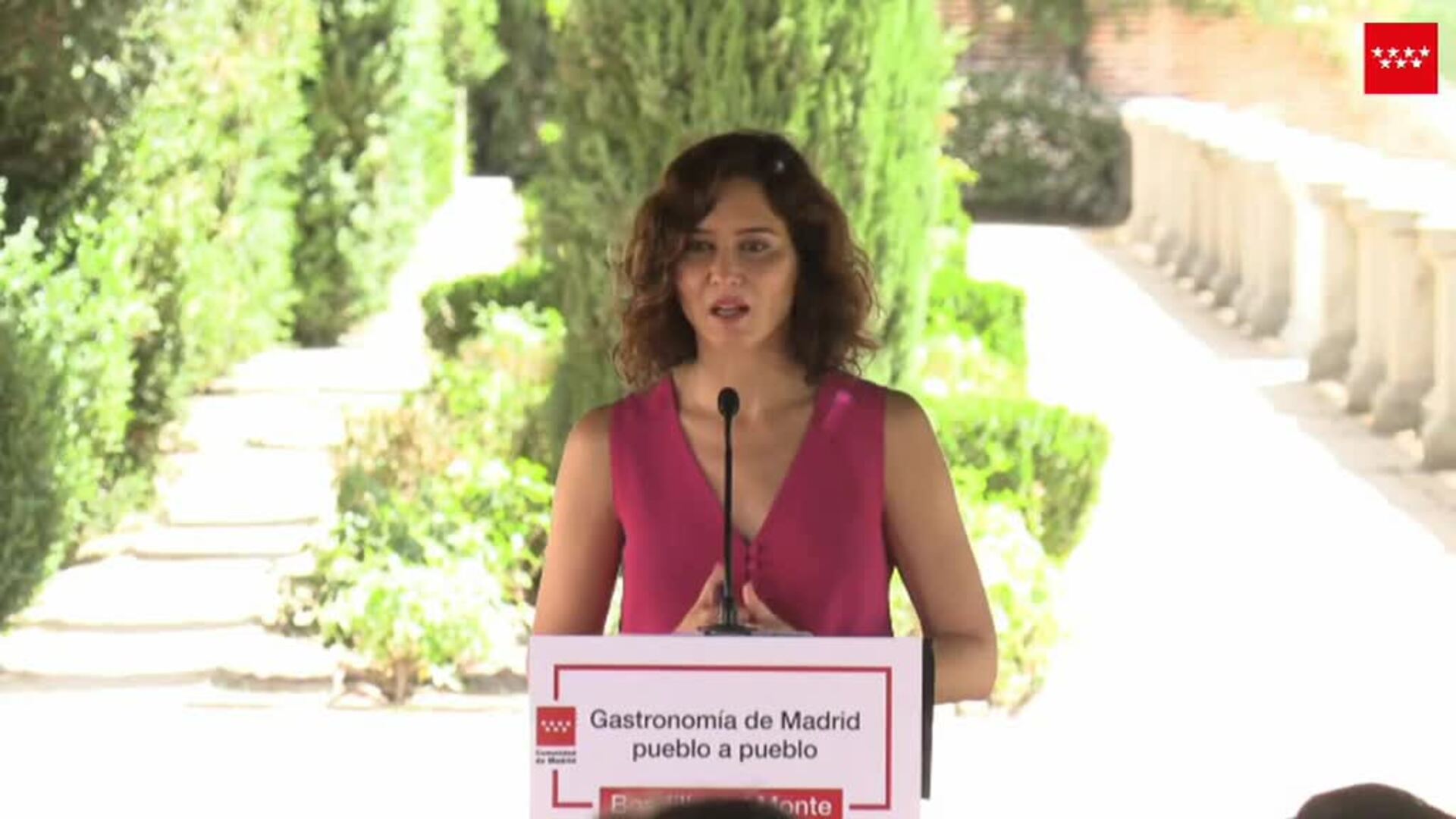 Ayuso: &quot;Veo sorprendente que puedas cambiar de sexo o abortar al margen de tus padres y sin embargo, no puedas optar a becas si tus padres tienen un nivel adquisitivo u otro&quot;