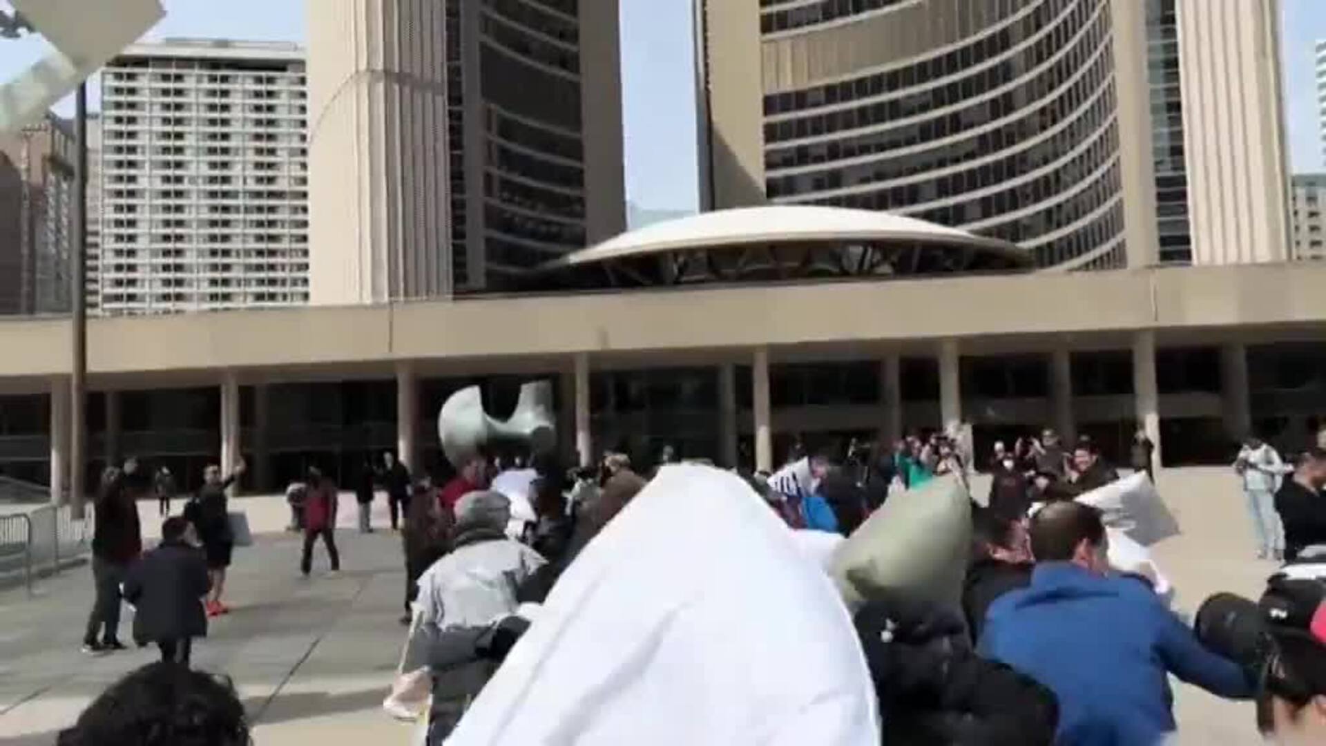 Toronto celebra tras dos años de pandemia el Día Internacional de la Pelea de Almohadas