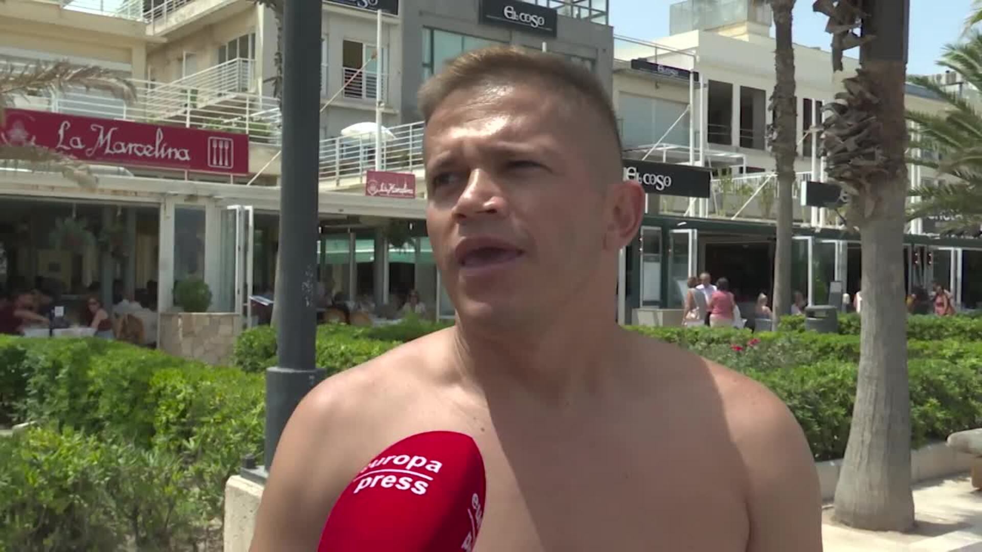 El calor llena las playas de València