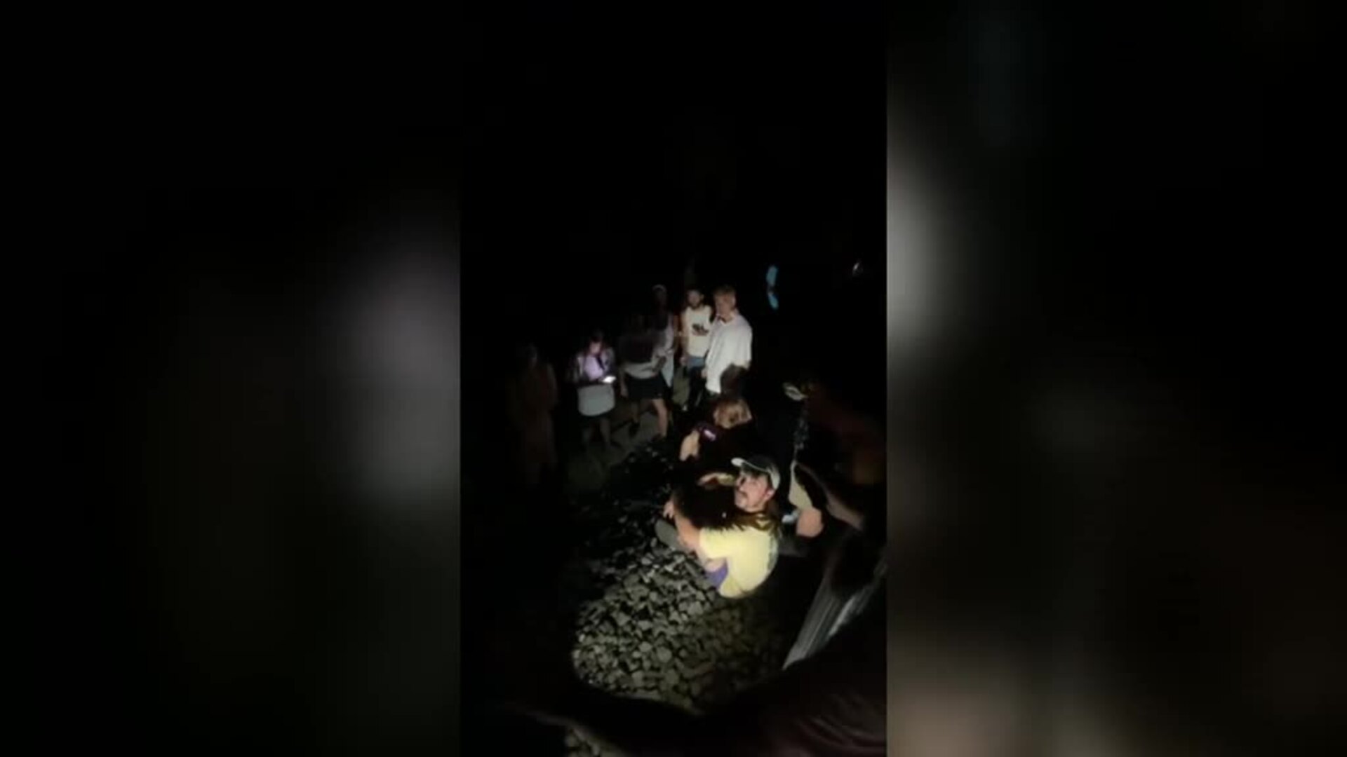 Casi mil pasajeros acaban de madrugada tirados en las vías por una avería