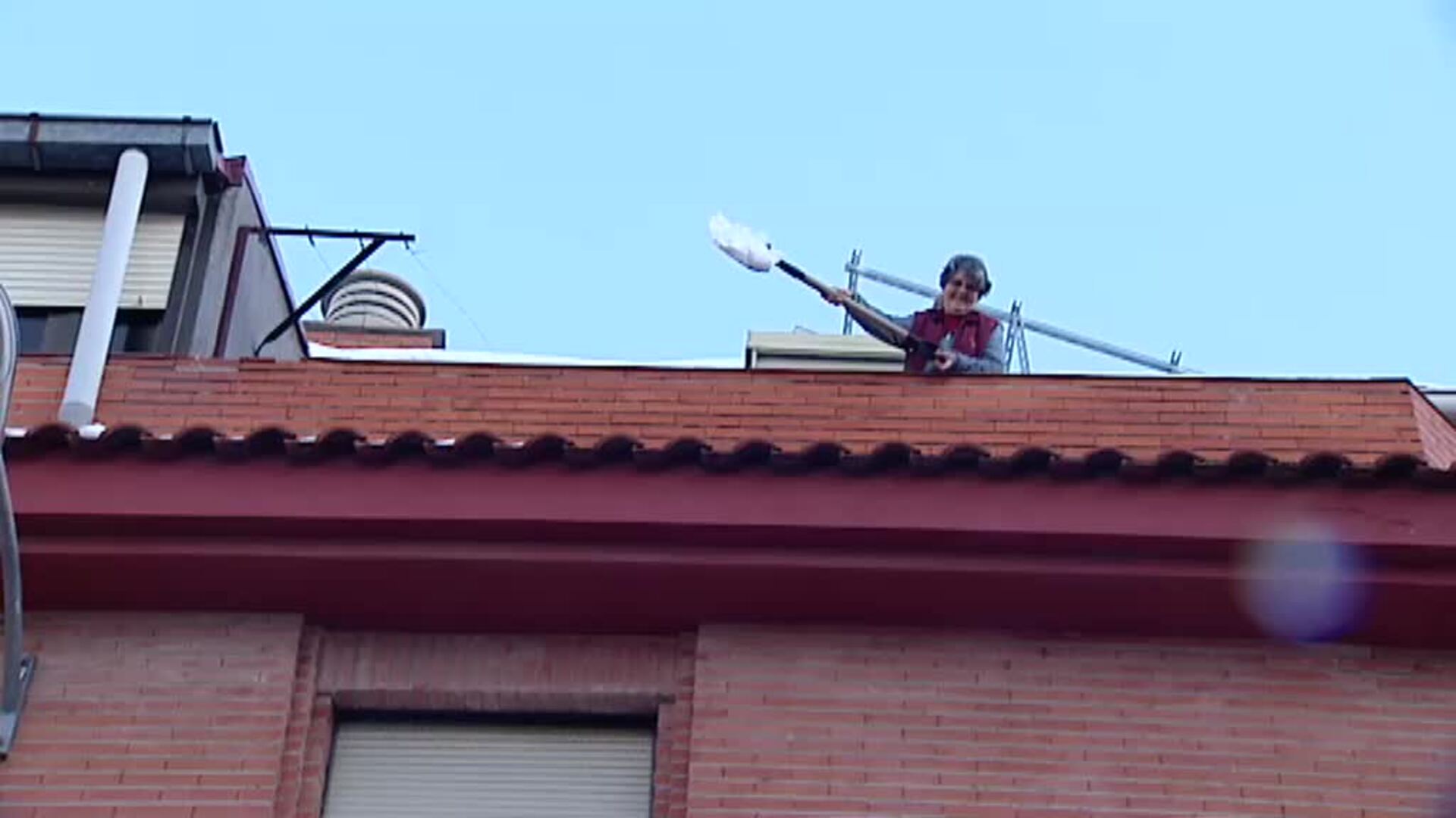 Padres y madres abren camino en la nieve para la vuelta a los colegios