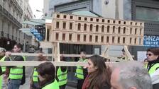 Una maqueta del Congreso desfila por Madrid para celebrar 50 años de 'España en Libertad'
