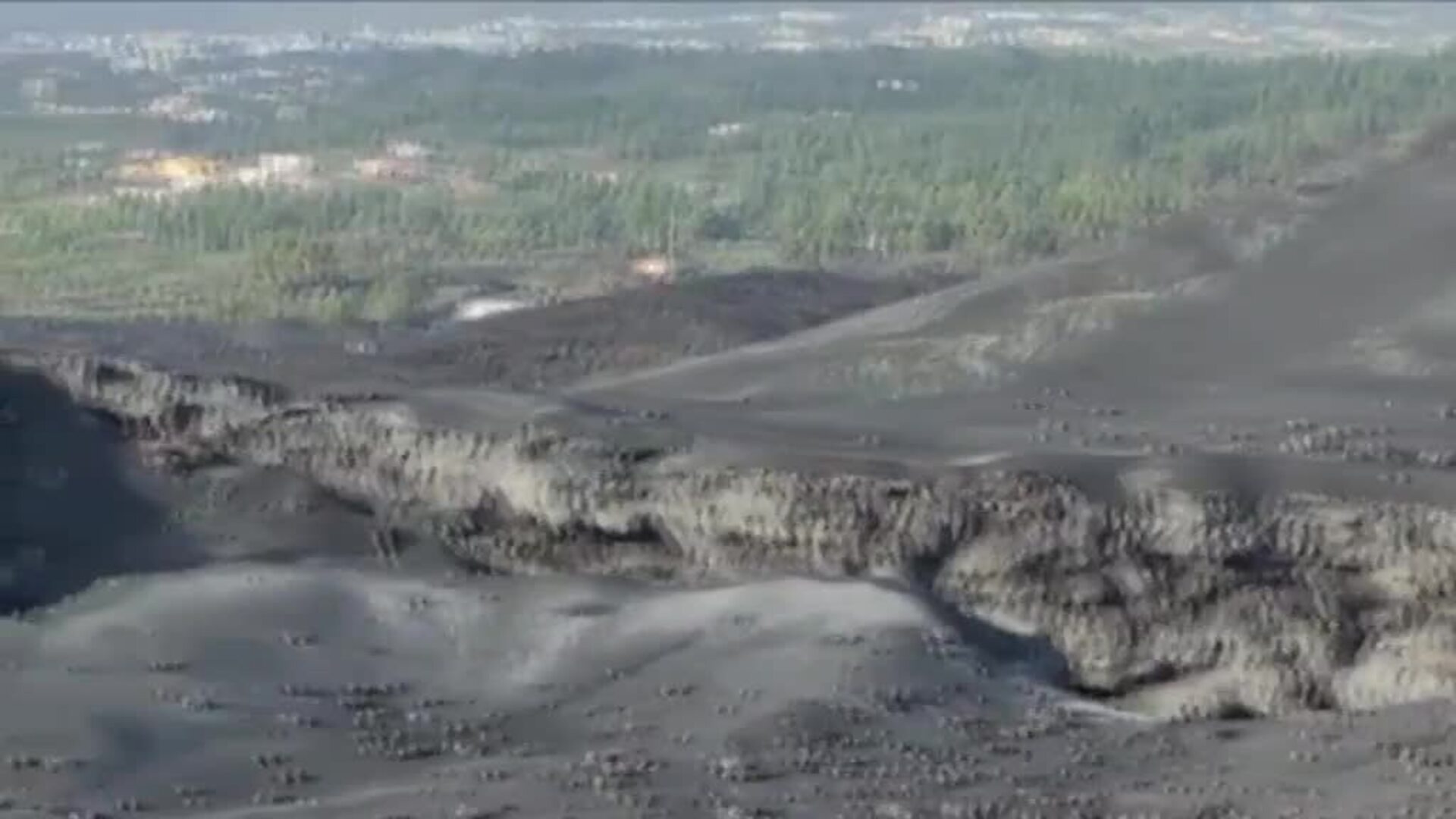 El volcán de La Palma sigue desgasificando un mes después del final de la erupción