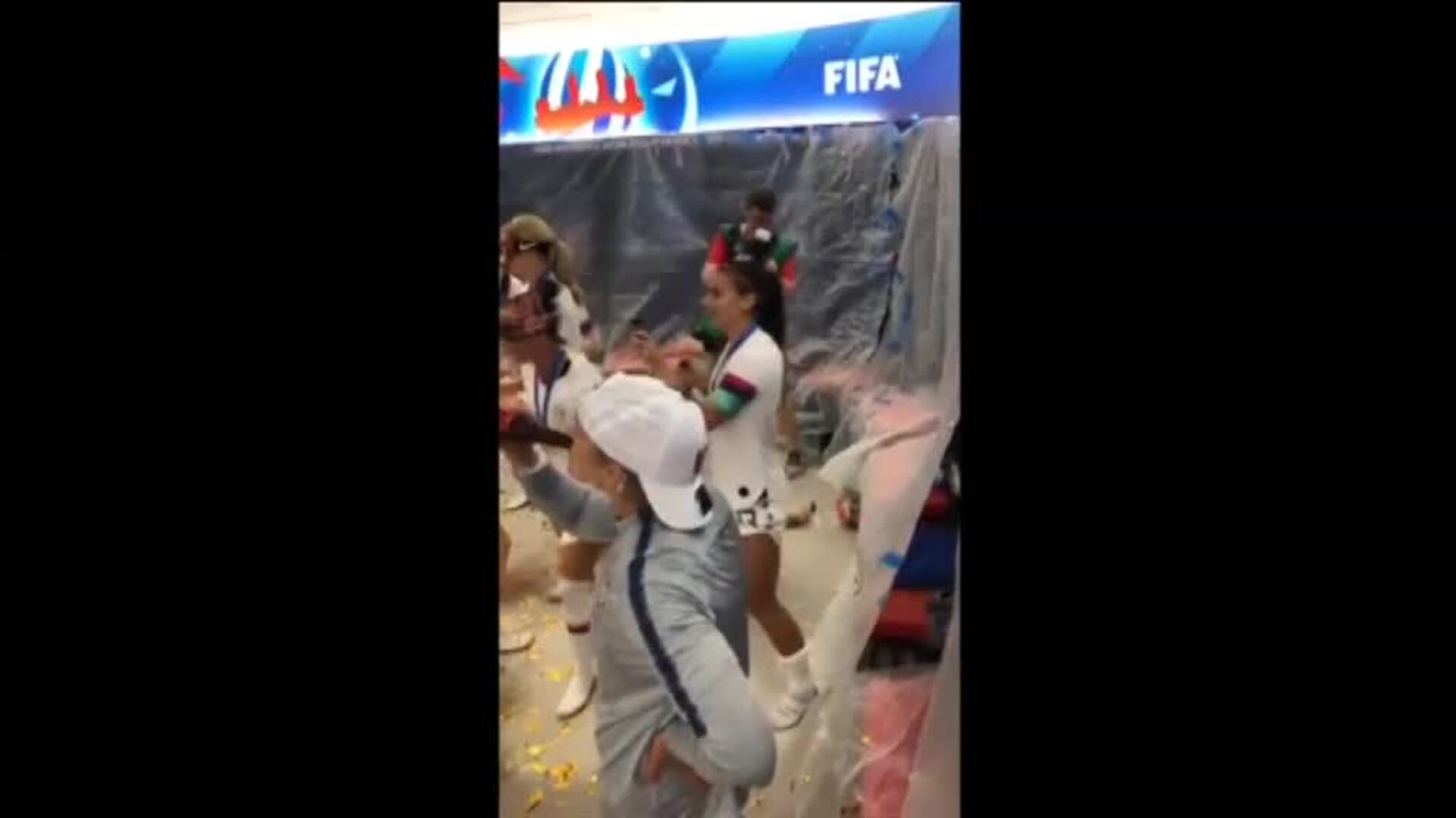 La selección estadounidense de fútbol femenino celebra por todo lo alto la consecución del Mundial