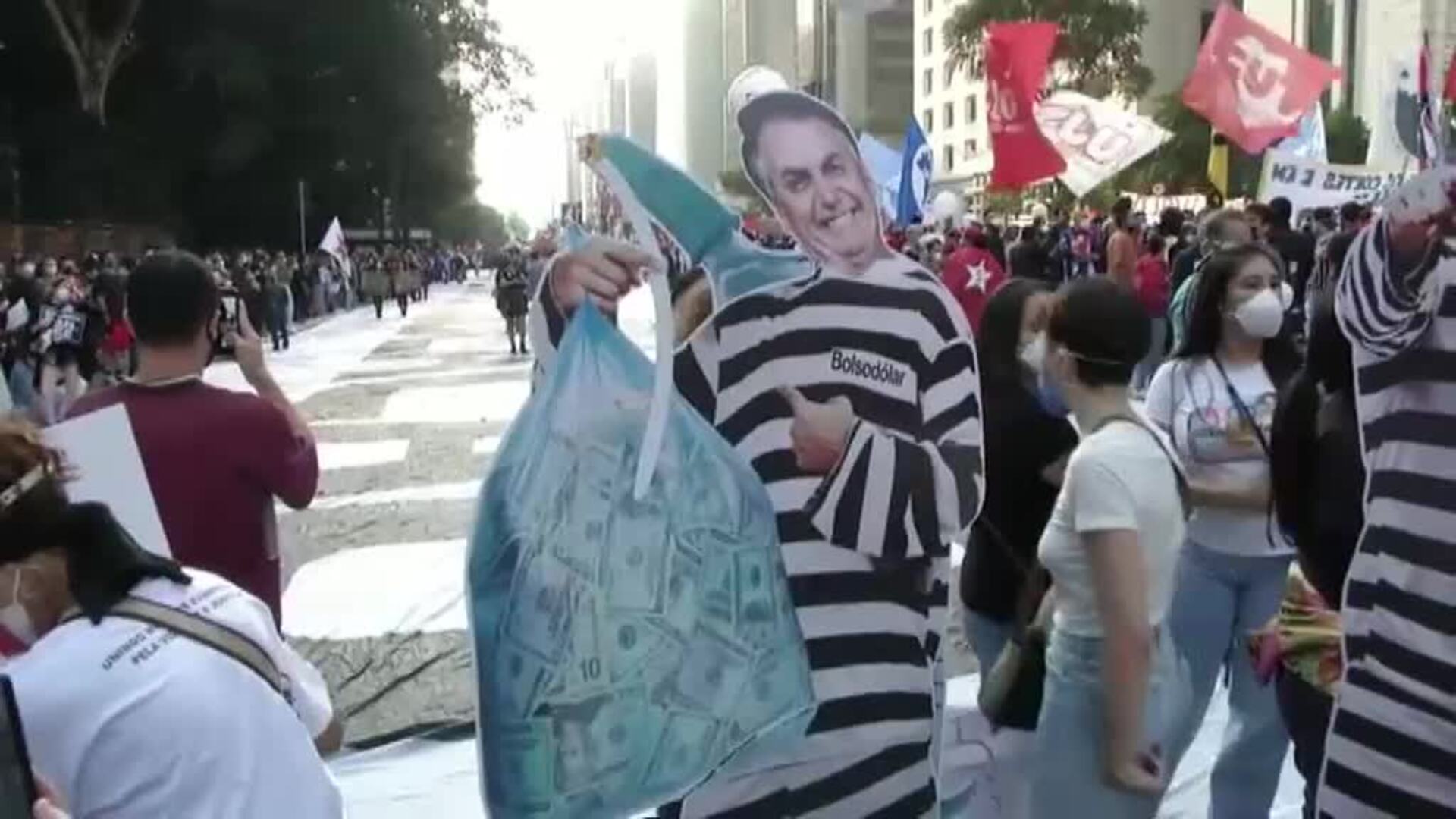 Miles de brasileños piden la dimisión de Bolsonaro por su fallido plan de vacunación