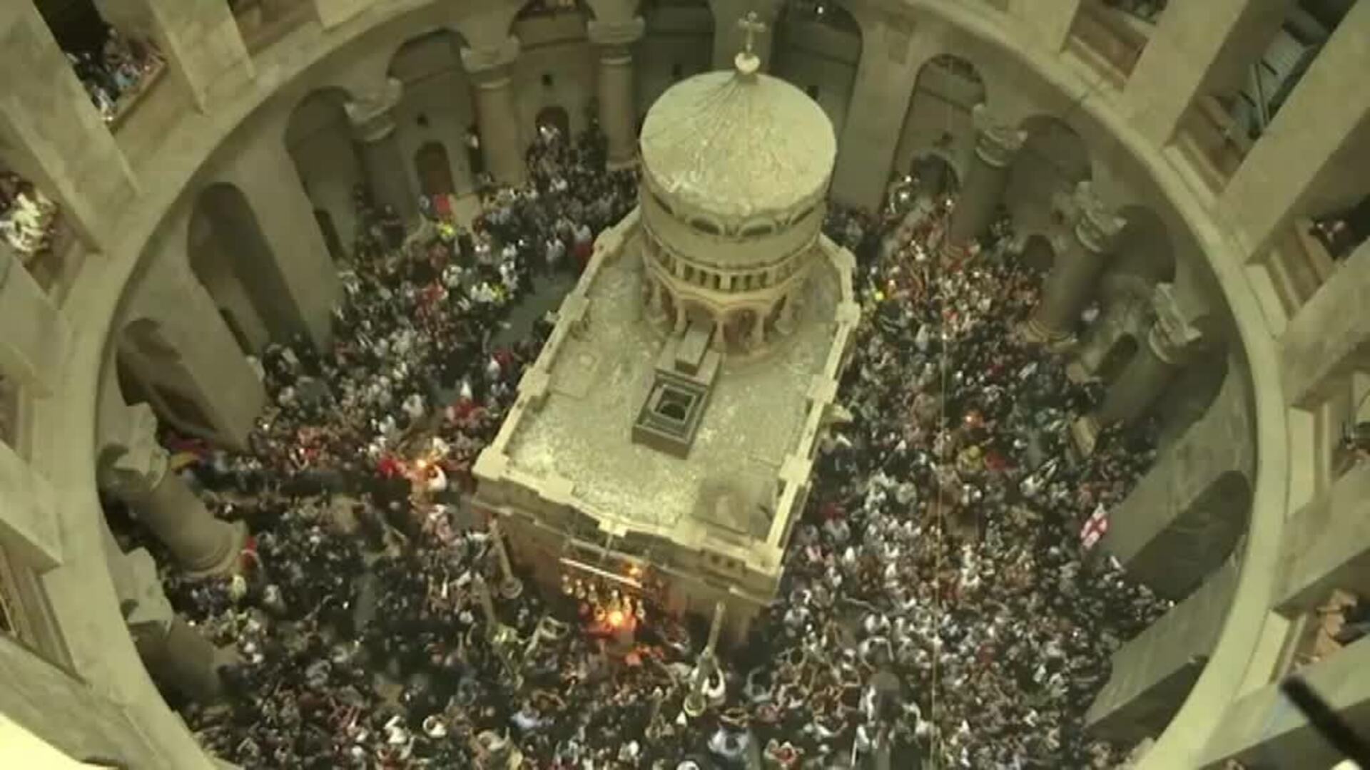 El fervor vuelve a la ceremonia del fuego sagrado en Belén tras la pandemia