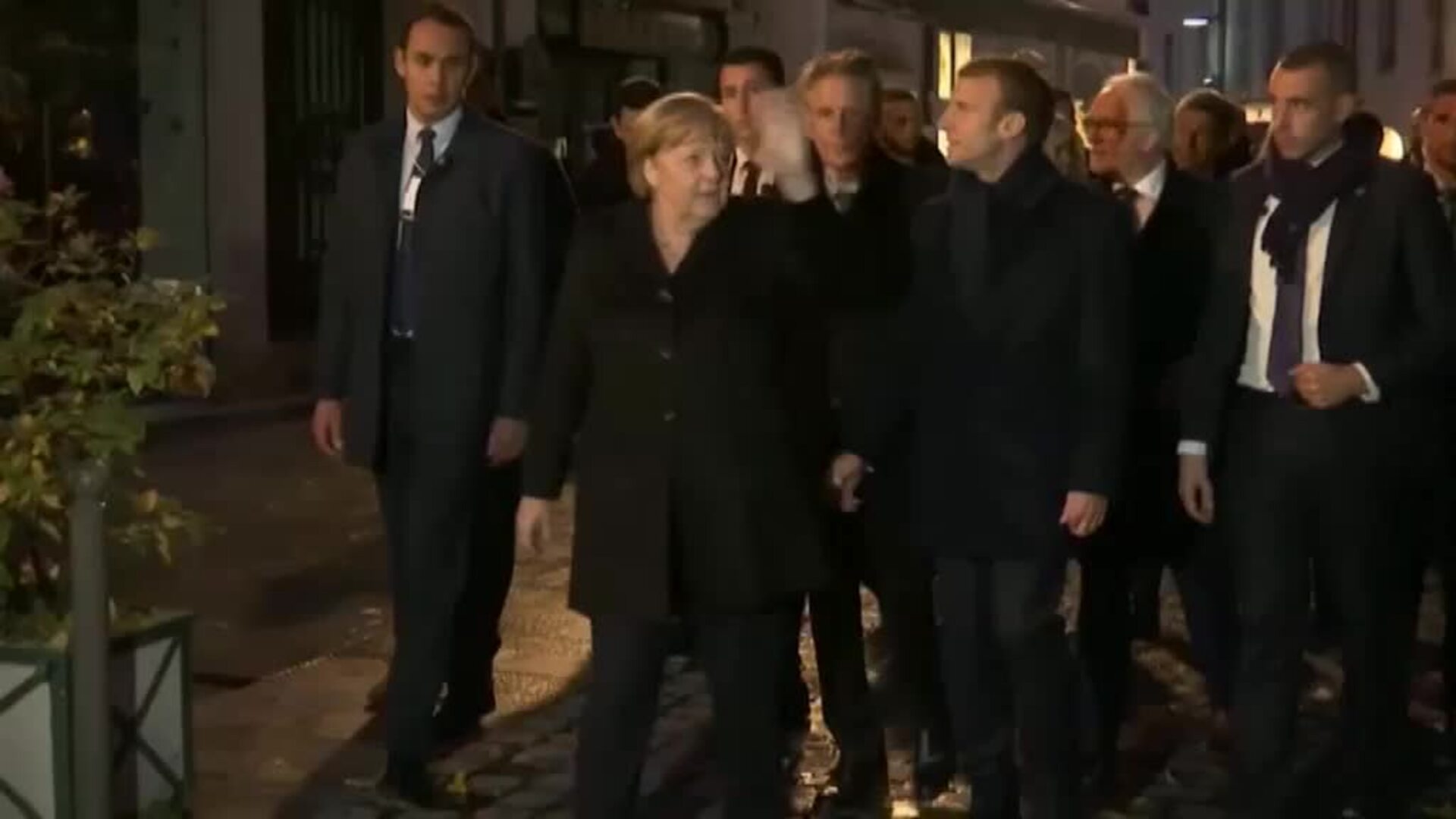 Angela Merkel, aclamada en su visita a Francia