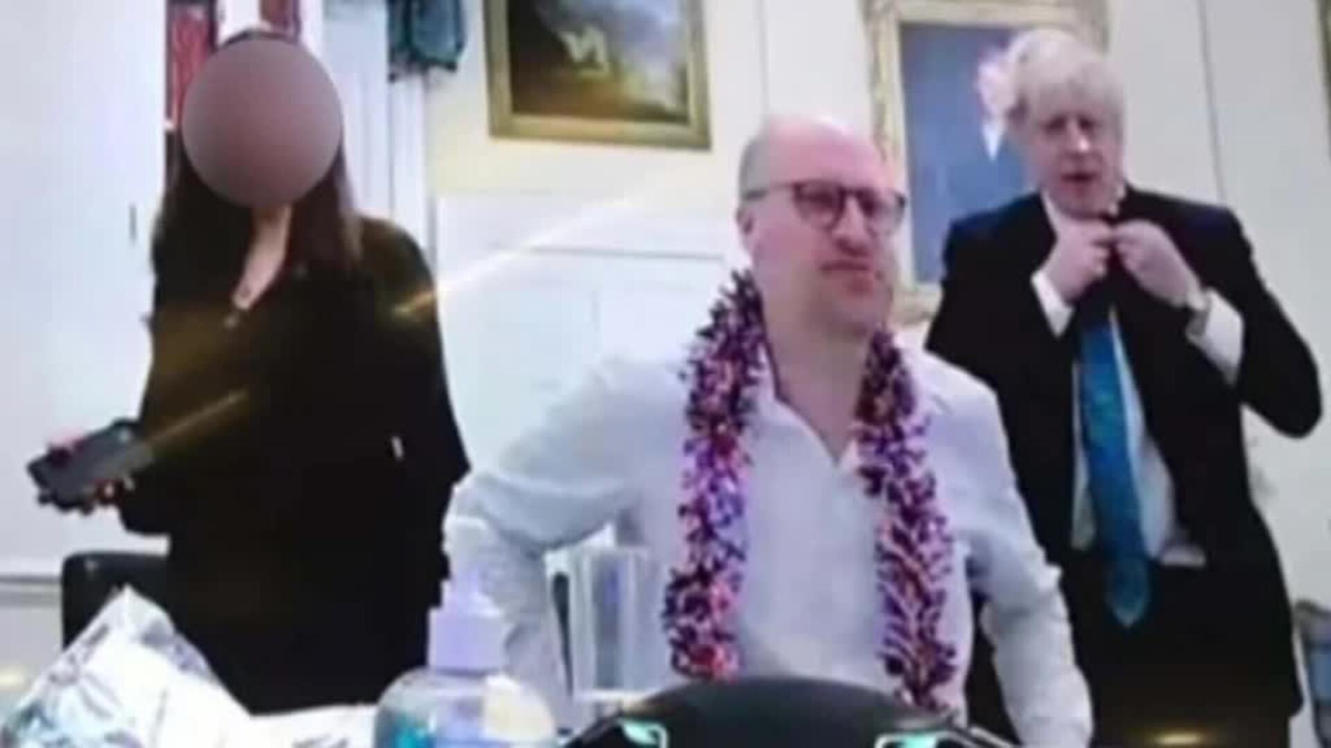 Nueva polémica fotografía de Johnson de celebración en plena pandemia