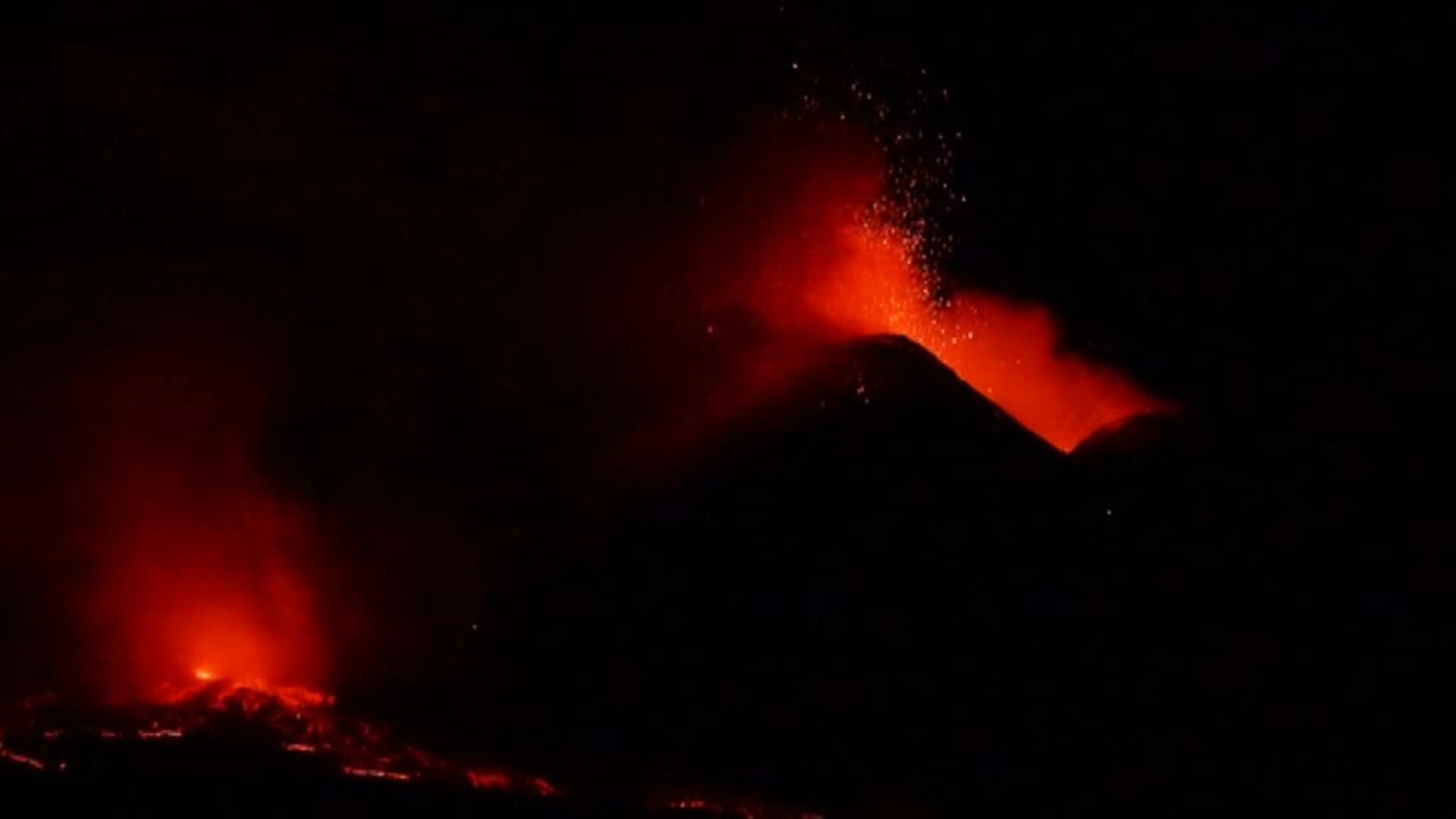 Una nueva erupción del Etna (Italia) provoca pequeñas explosiones y ríos de lava