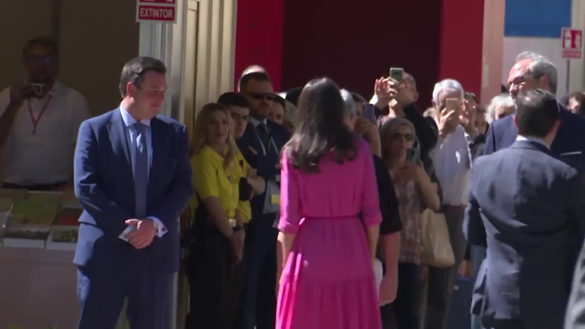 La Reina Letizia, radiante y con alpargatas nuevas en su cita con la Feria del Libro
