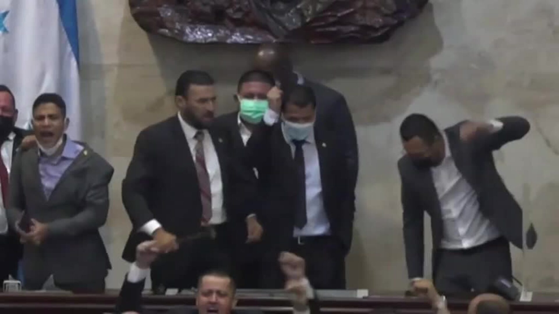 Bronca en el Parlamento de Honduras a cuenta de veinte tránsfugas del partido de la presidenta Xiomara Castro