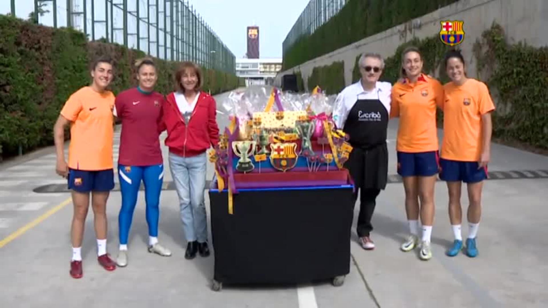 Las jugadoras del Barça reciben las monas de Pascua