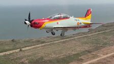 El rey prueba el avión en el que se formará la princesa Leonor en la Academia del Aire