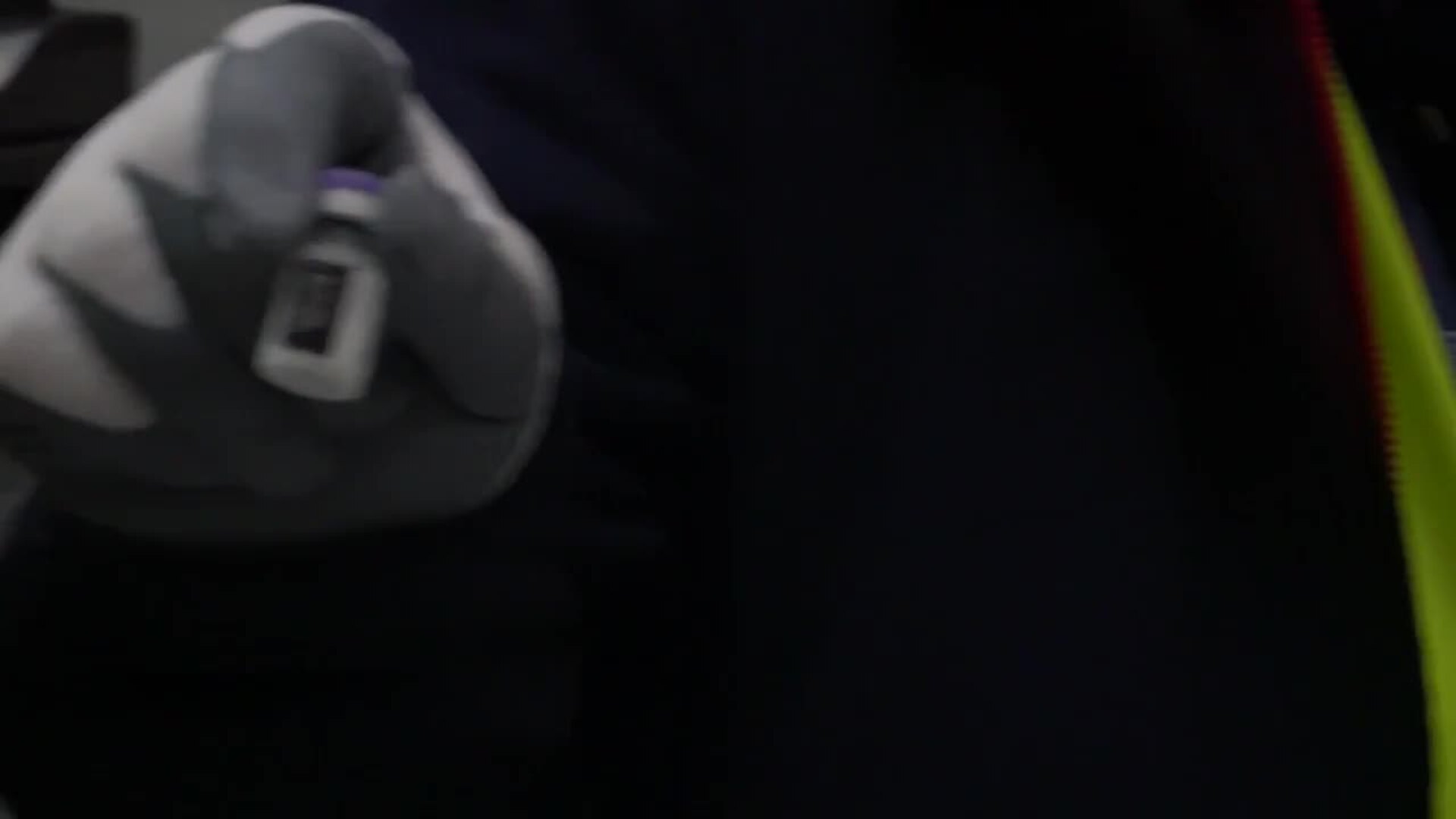 Técnicos de la AEMPS firman la recepción de la primera entrega de la vacuna