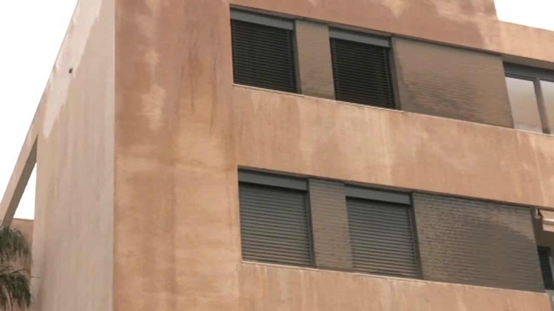 La calima tiñe de naranja las calles de Málaga