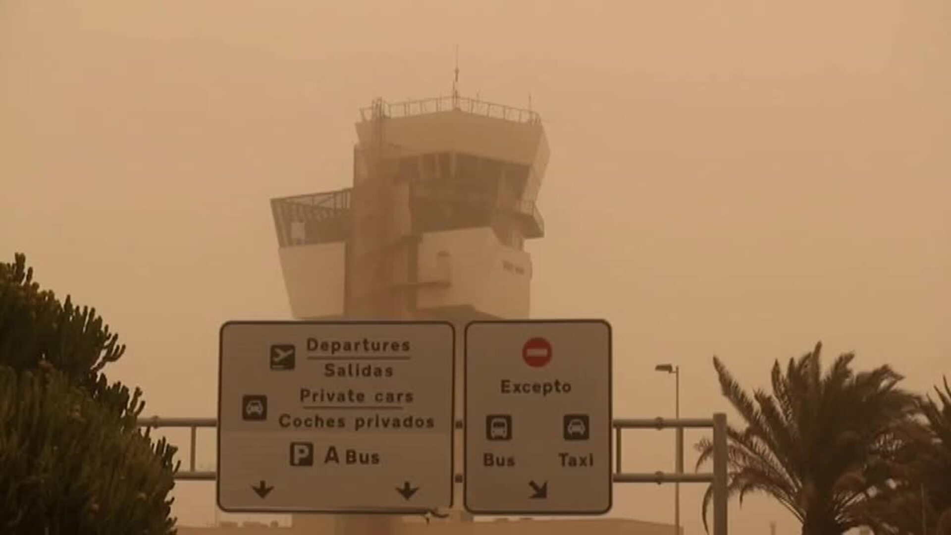 La calima complica la circulación y el tráfico aéreo en Canarias