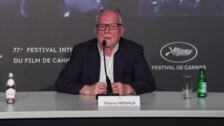 Thierry Frémaux celebra el paso de la llama olímpica por la alfombra roja del Festival de Cannes