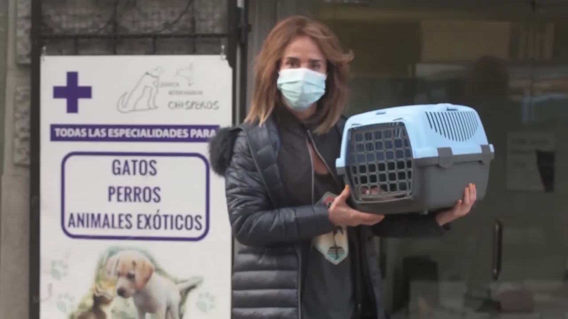 María Patiño, feliz tras la exitosa operación de su chinchilla