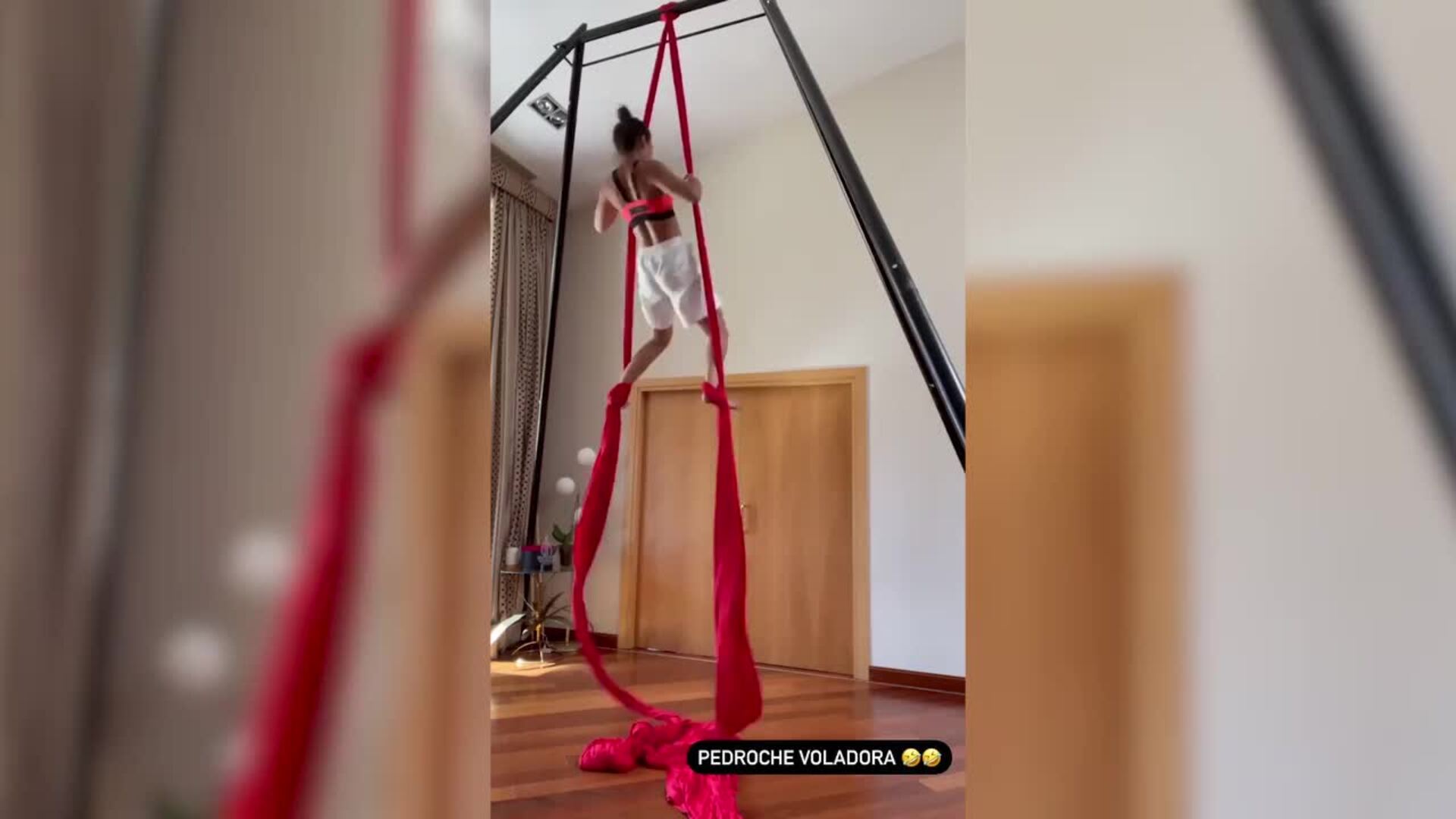 Cristina Pedroche sorprende a sus fans con ejercicios en telas aéreas