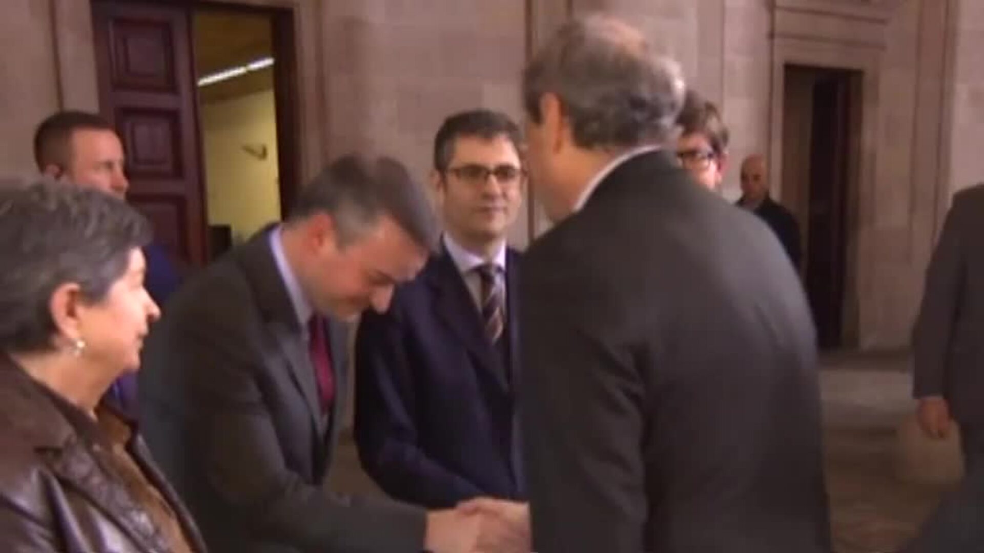 Iván Redondo saluda a Quim Torra con una reverencia