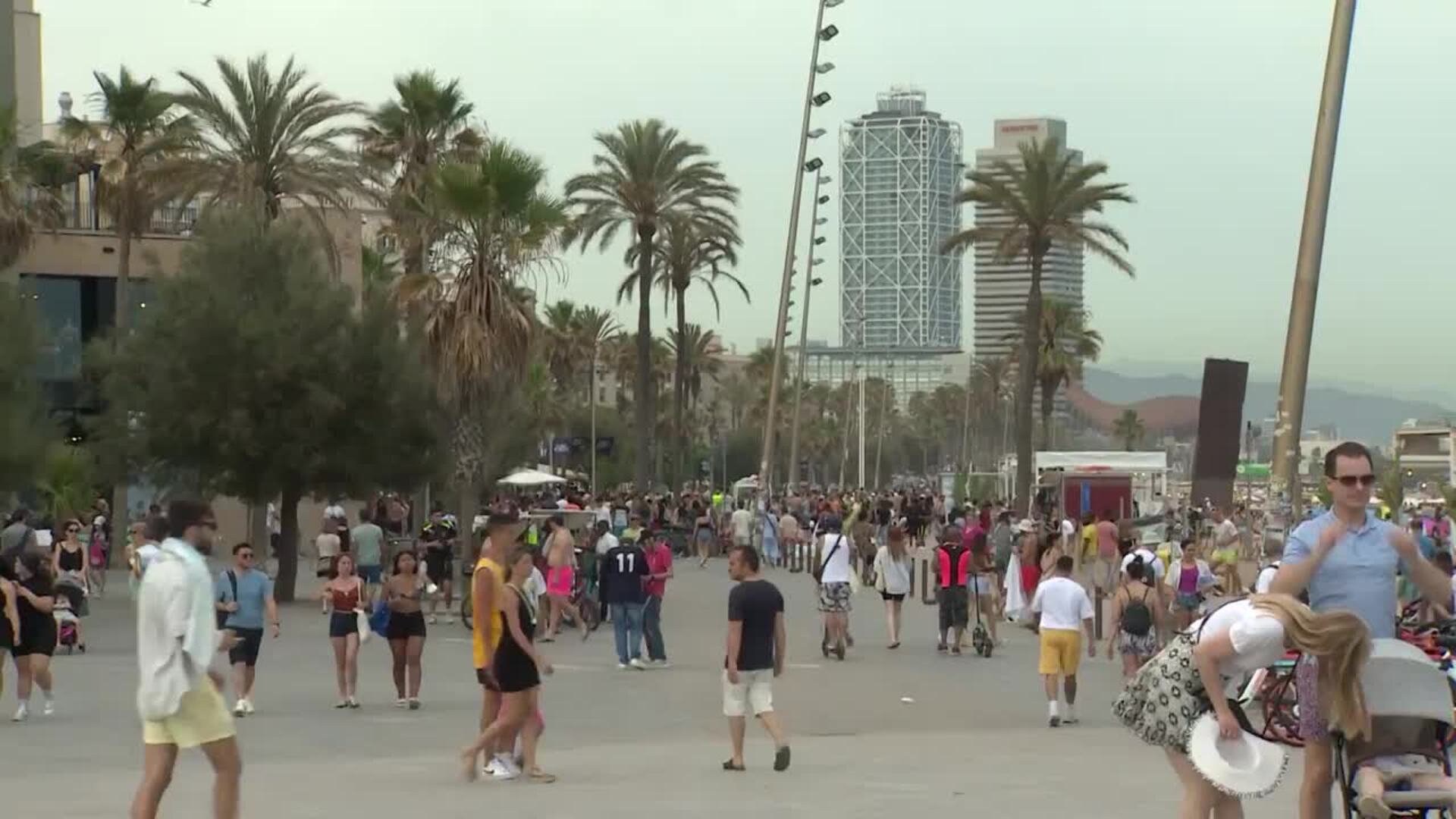 Miles de personas en las playas de Barcelona durante un fin de semana de altas temperaturas