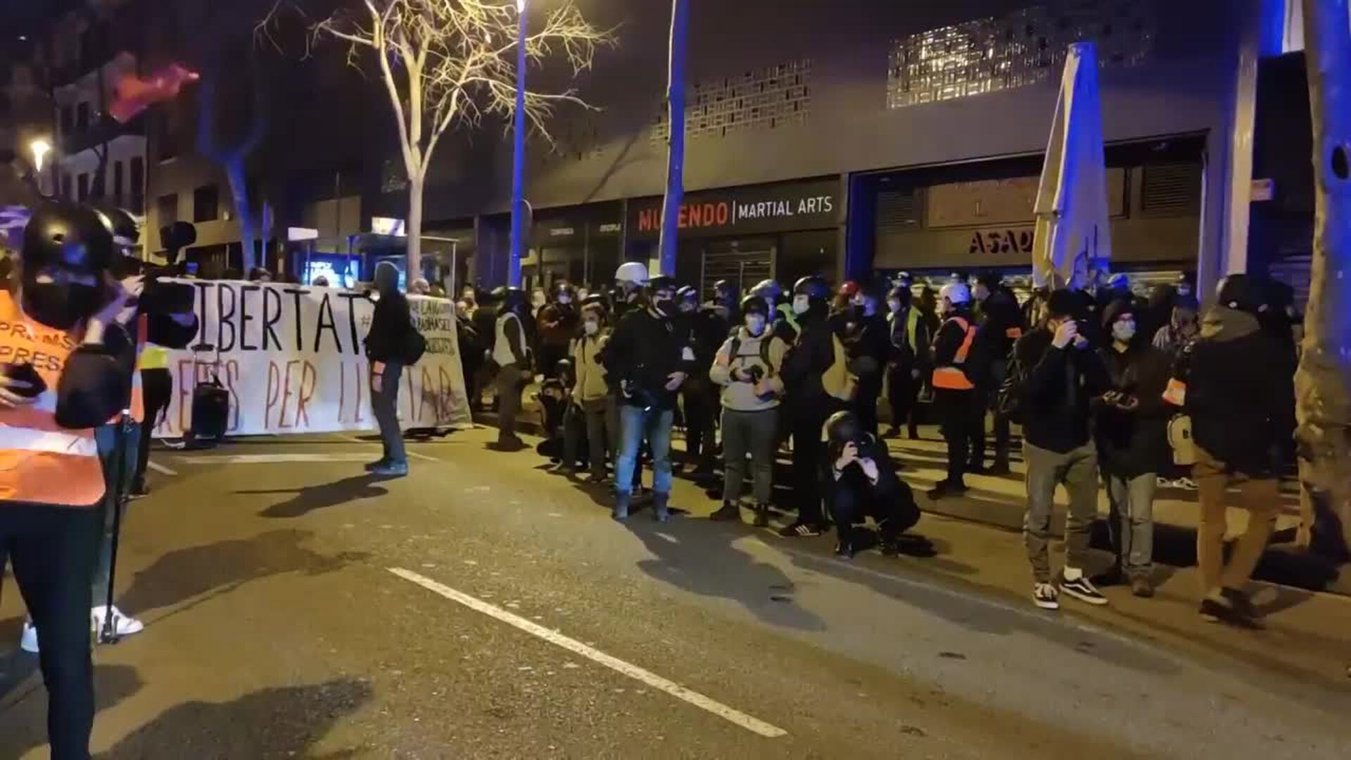 Unos 500 manifestantes en Barcelona claman a favor de Hasel y lanzan objetos a los Mossos