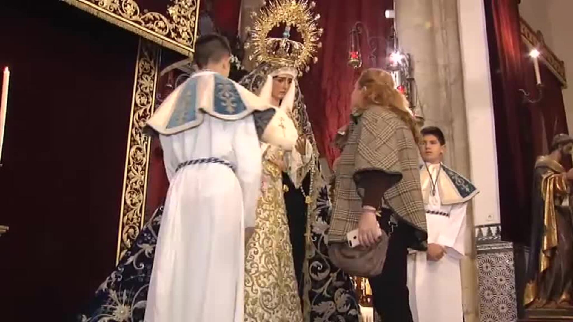 El coronavirus no altera el tradicional besamanos de la virgen