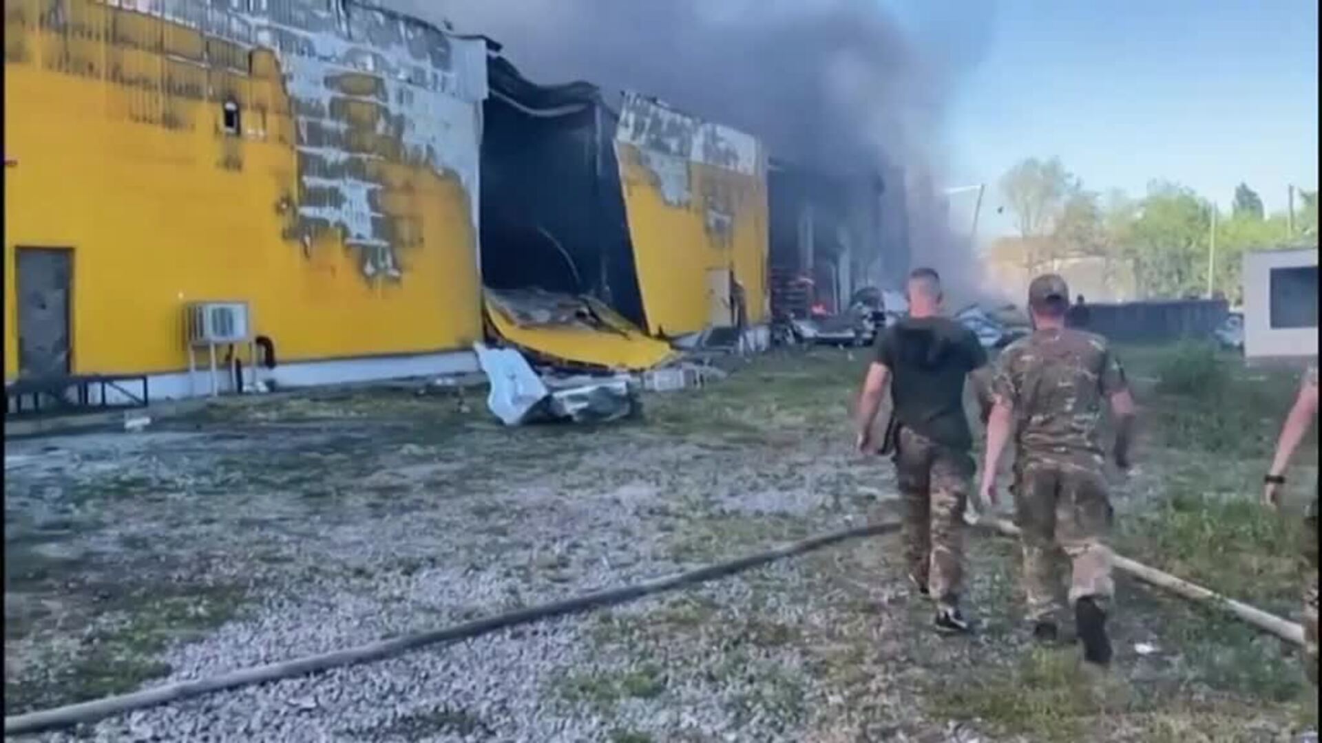 Zelenski acusa a Rusia de bombardear un centro comercial en Kremenchuk