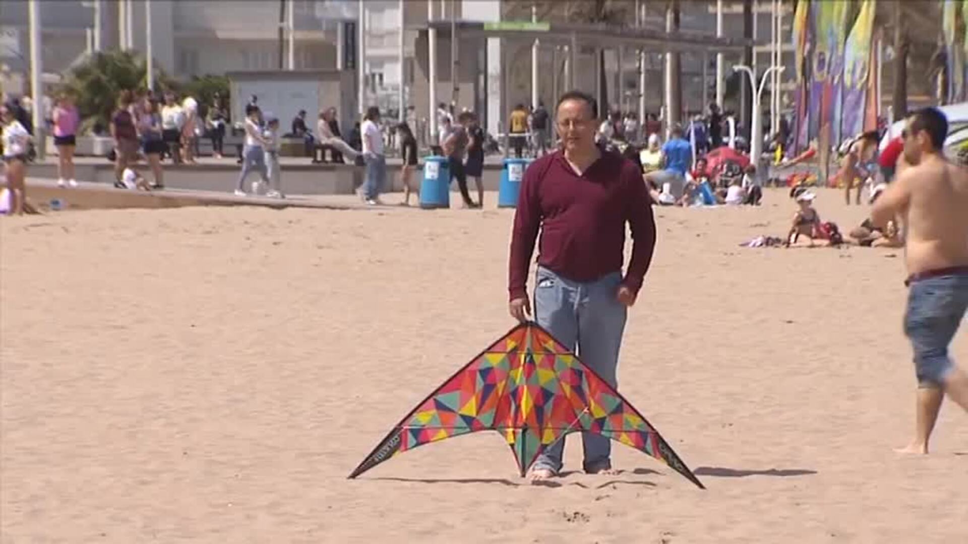 Gandía acoge la tradicional competición anual de cometas en la playa