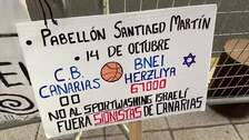 Más de cien personas protestan contra el partido "ilegal" del Bnei Herzliya en La Laguna