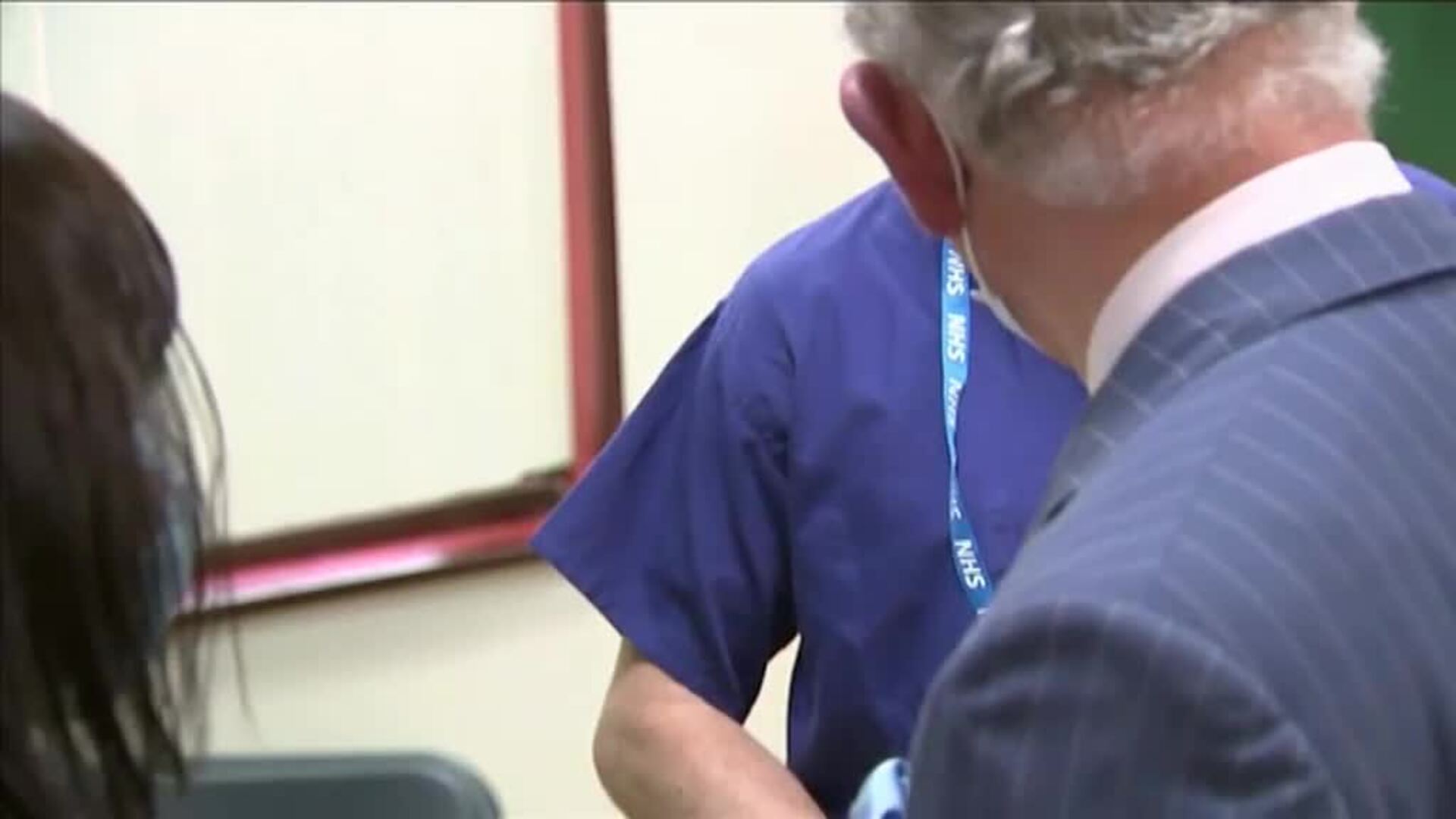 El Príncipe Carlos de Inglaterra visita una centro de vacunación covid en una mezquita de Londres