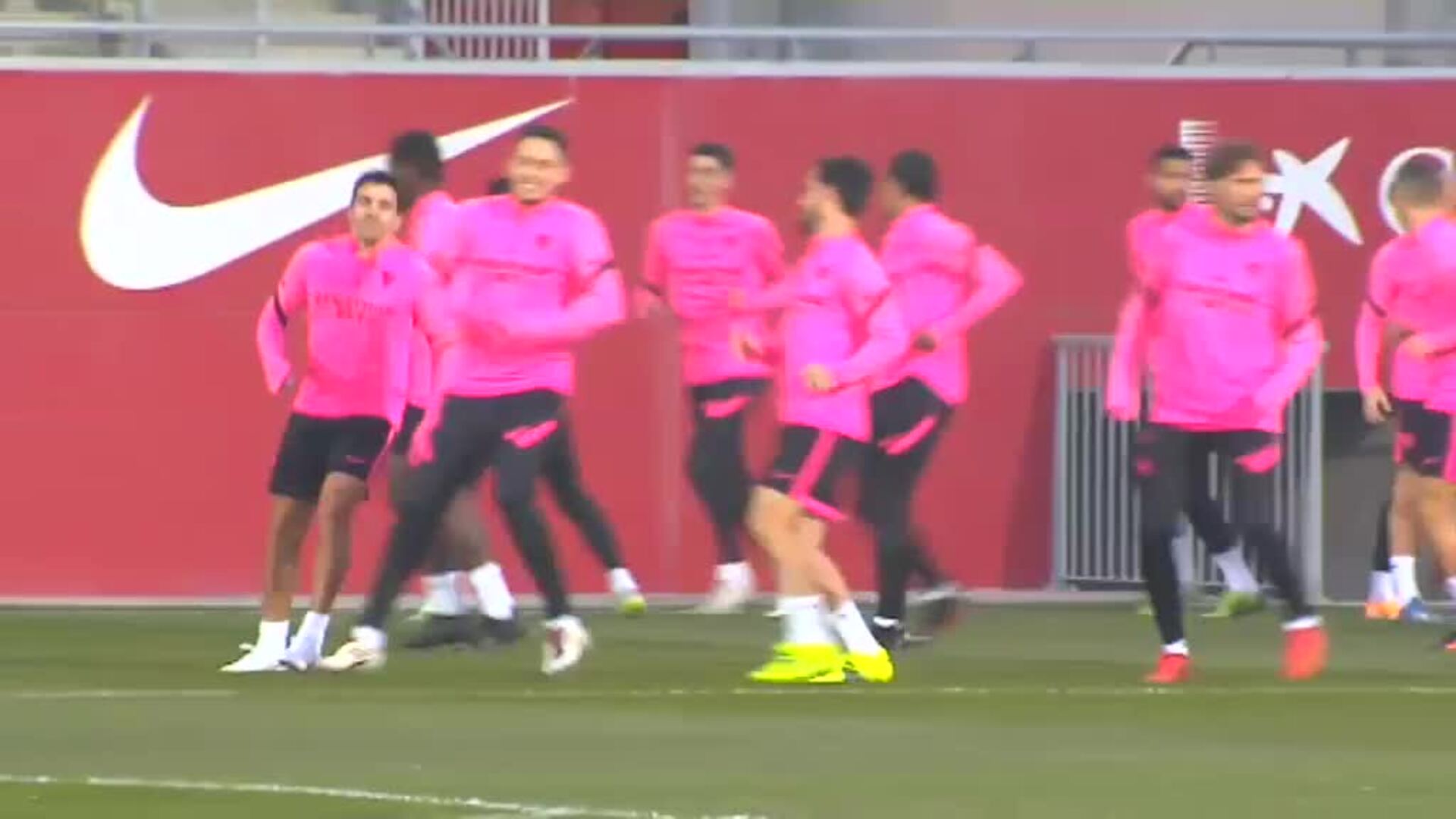 El Sevilla FC se ejercita en la tarde del lunes para viajar el martes a Vitoria