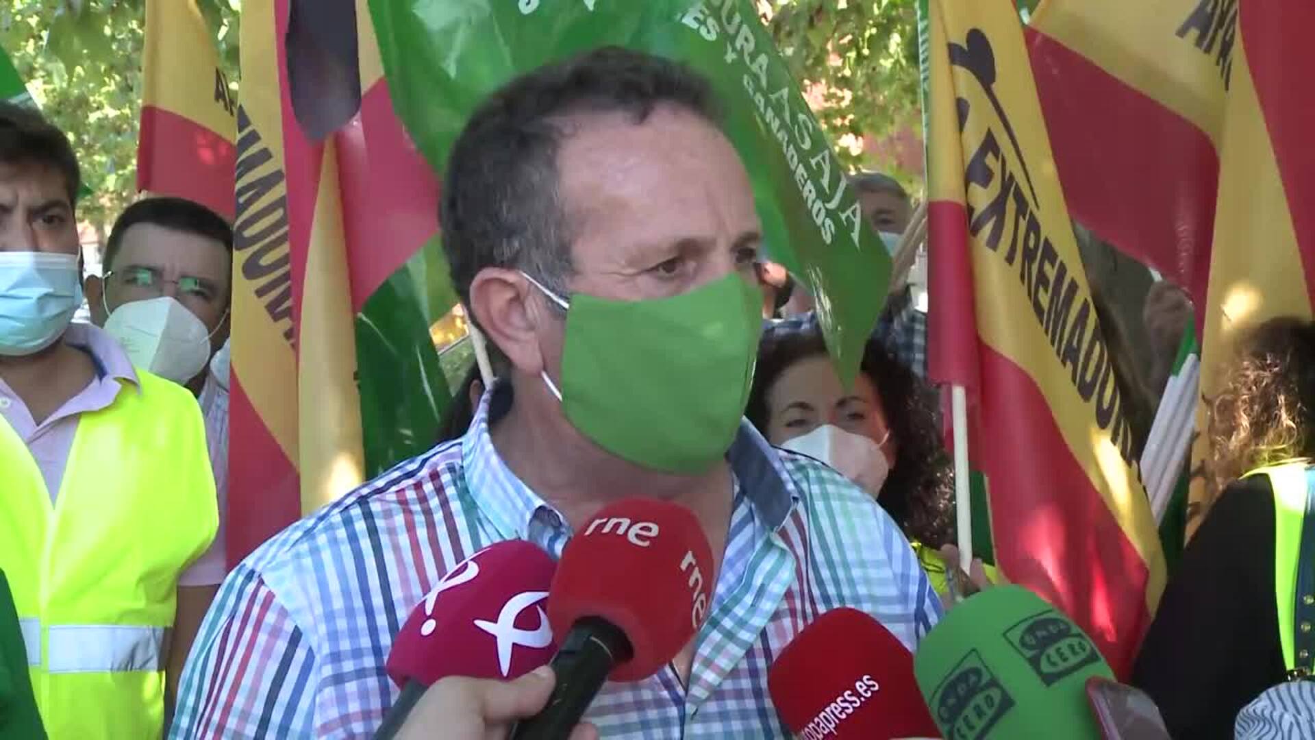 Agricultores piden con cencerros a Luis Planas una PAC &quot;sin recortes&quot;