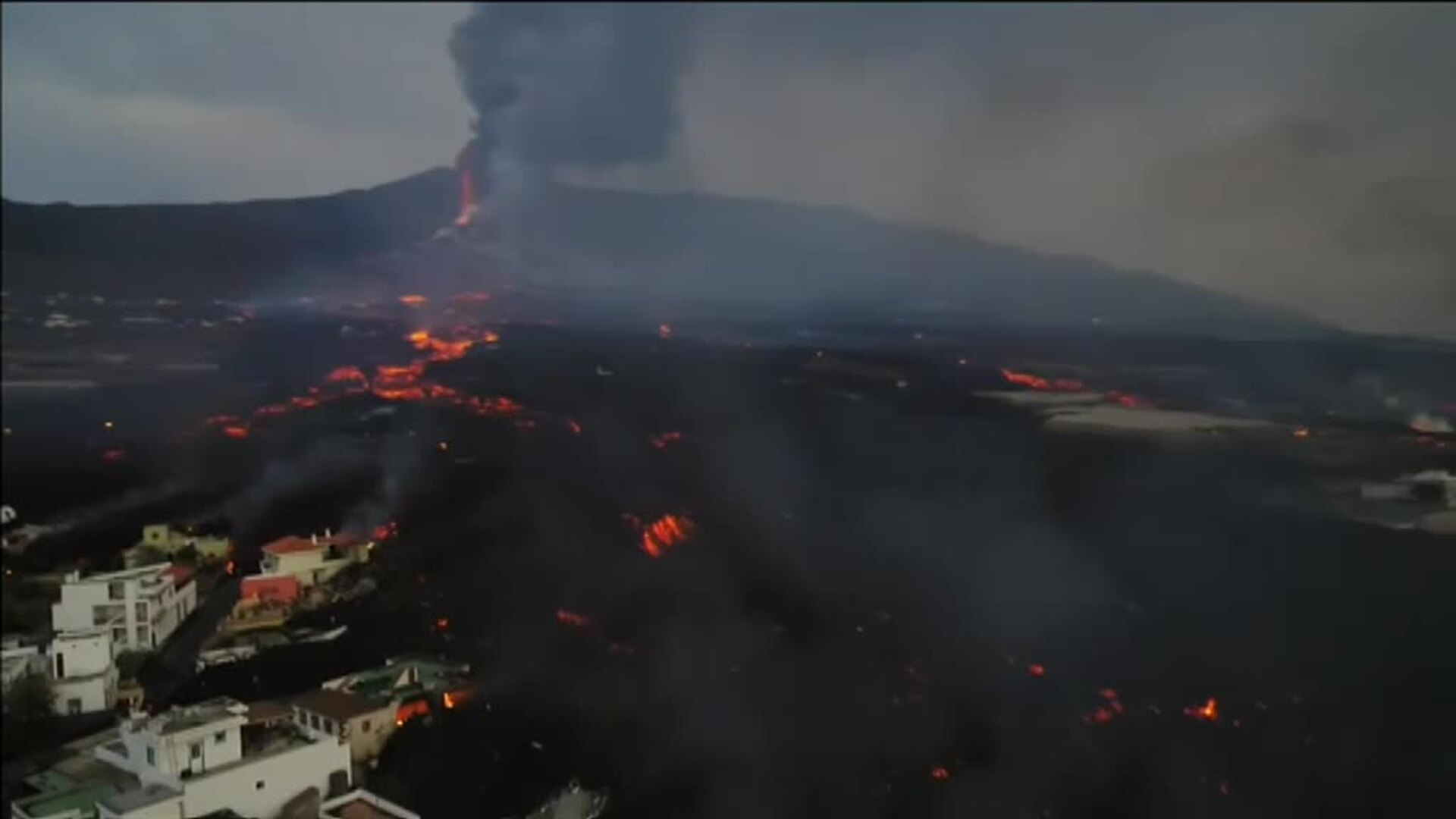 La colada norte del volcán comienza a devorar el núcleo urbano de La Laguna