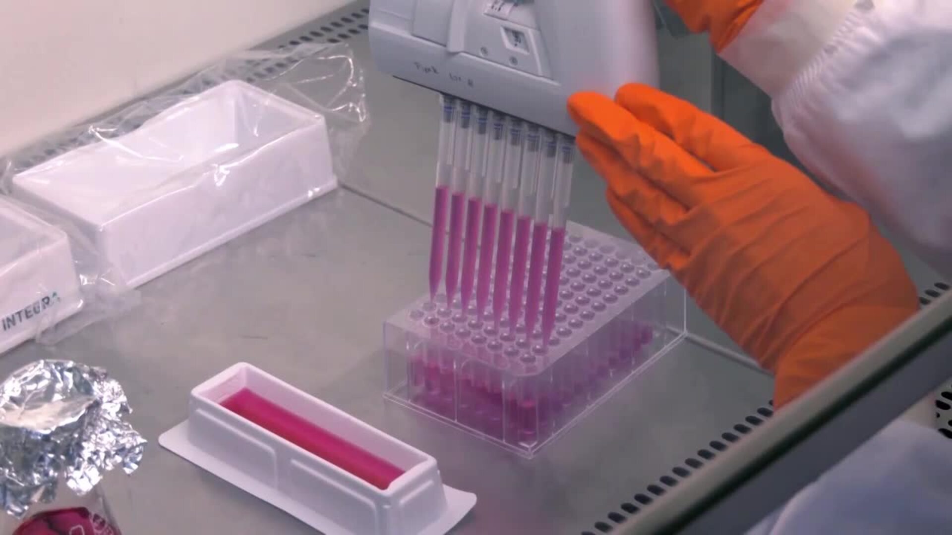 AstraZeneca pausa ensayo de vacuna Covid por &quot;una enfermedad potencialmente inexplicable&quot;