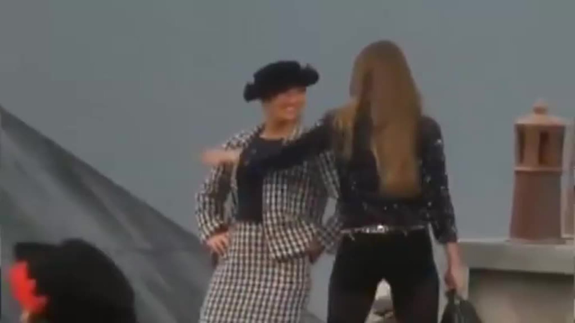 Una intrusa en el desfile de Chanel