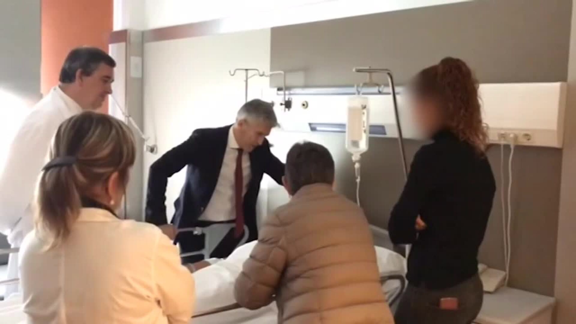 Marlaska visita en Barcelona a los policías heridos en los disturbios