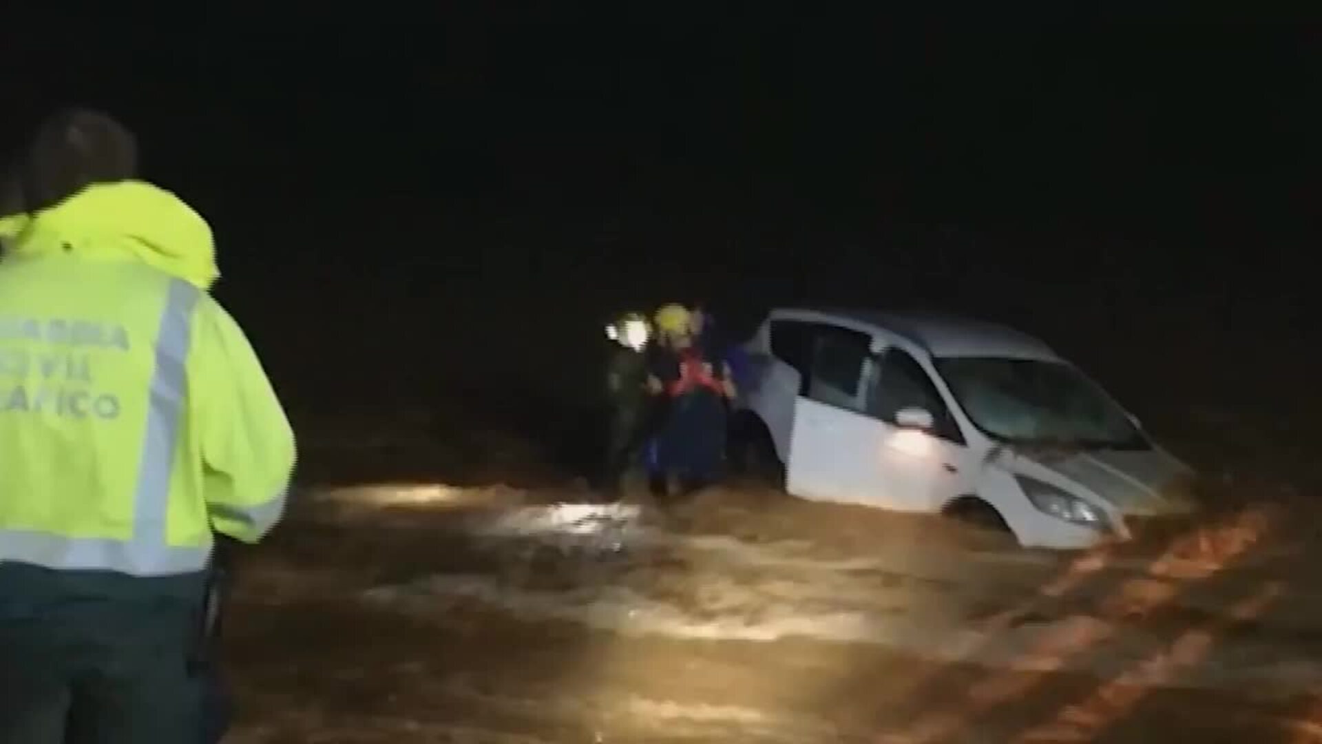 Bomberos de Levante rescatan a cinco personas atrapadas en sus coches