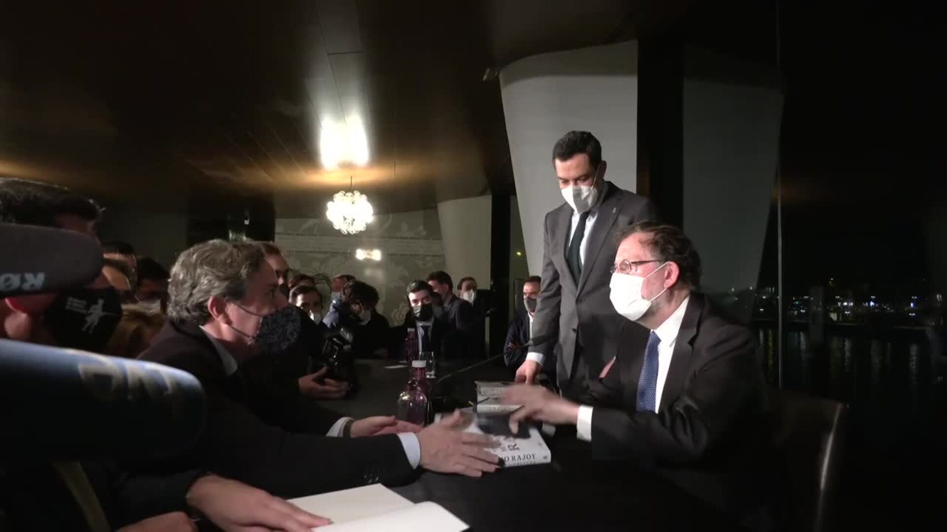 Moreno pide junto a Rajoy &quot;política para adultos&quot; con altura de miras y no &quot;inmadurez de populismos&quot;