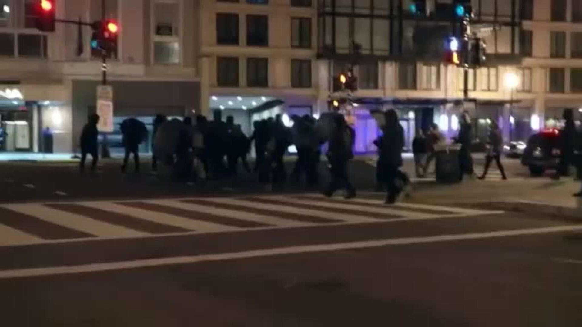 El movimiento antirracista Black Lives Matter se manifiesta en Washington durante la noche electoral