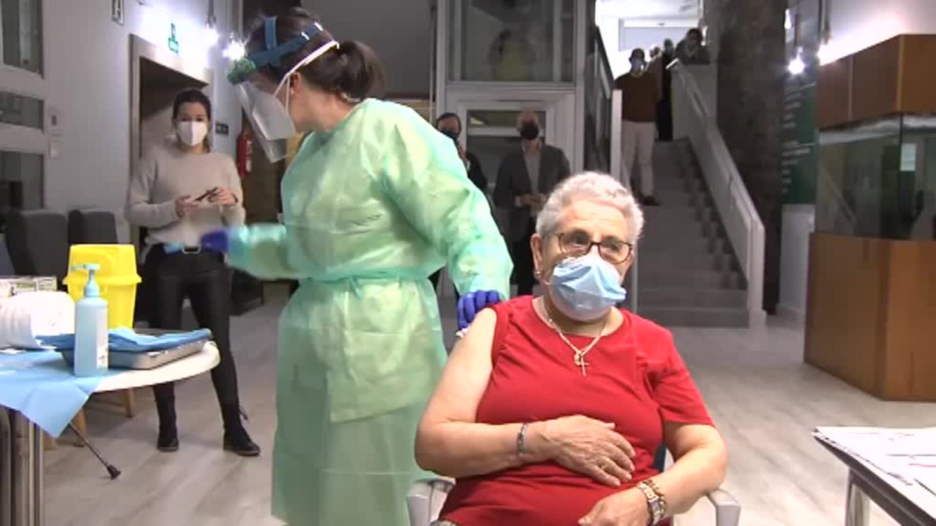 La primera vacunada en Galicia: &quot;Les recomiendo a todos que se la pongan&quot;