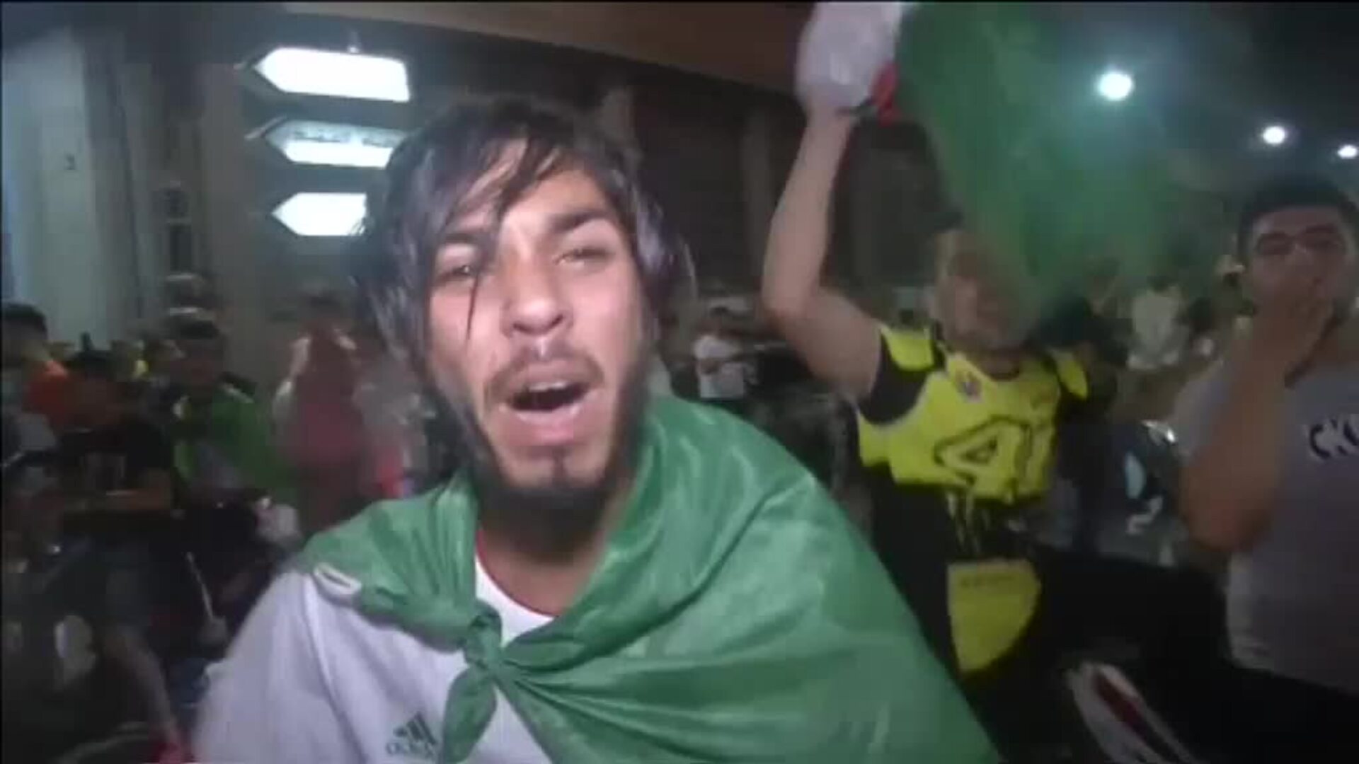 Miles de argelinos celebran la victoria de su selección en la Copa África