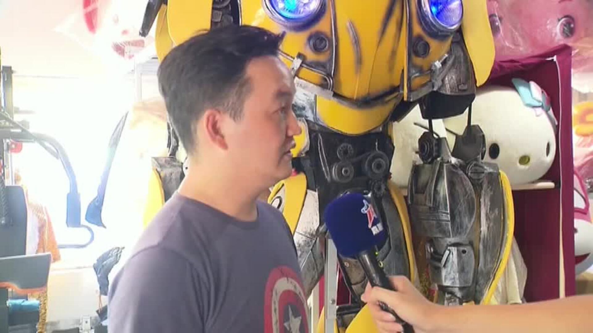 Un padre construye un increíble disfraz robot para ayudar en la vuelta al cole a su hijo