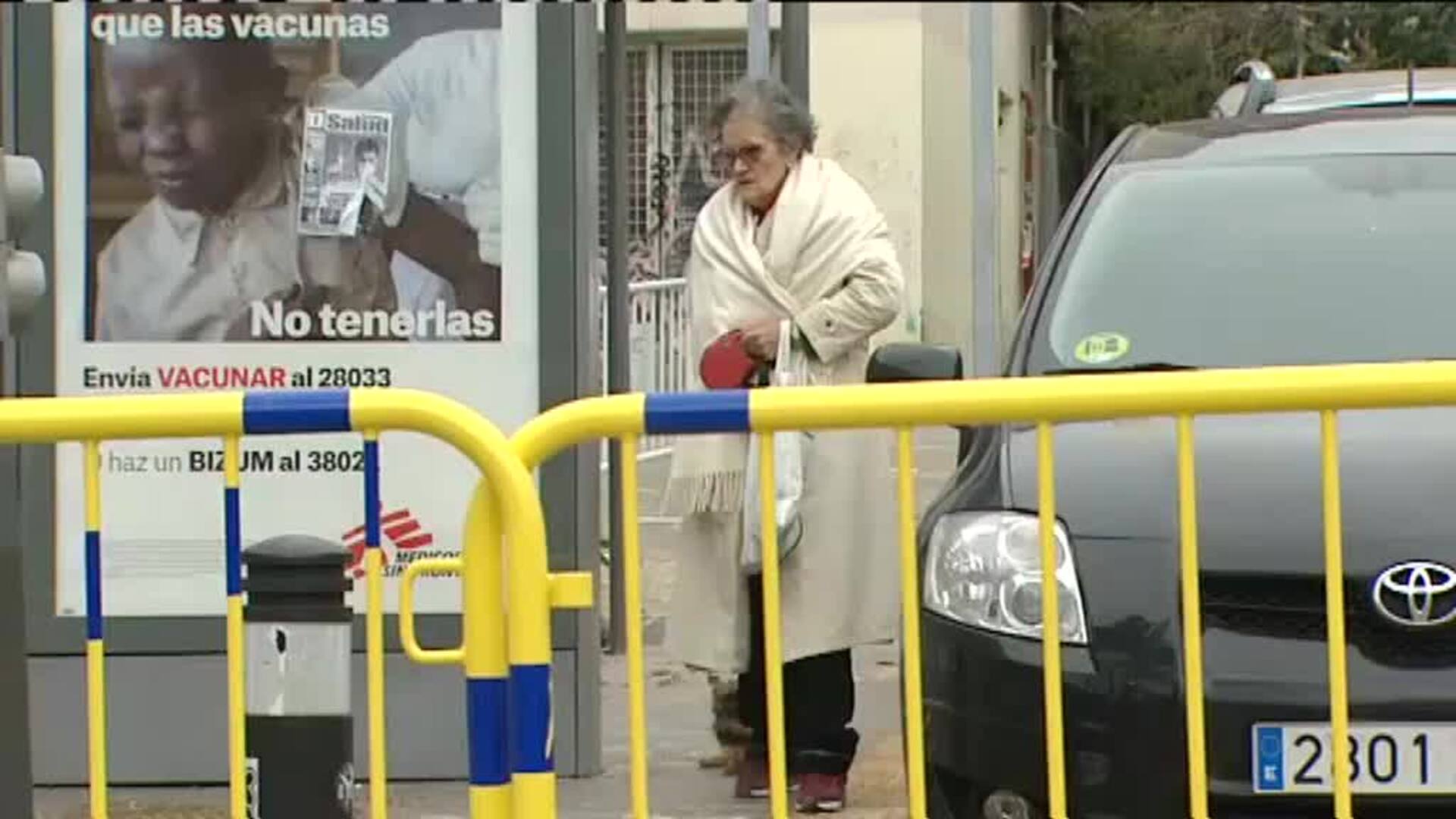 Los vecinos desalojados por la explosión en el centro de Madrid recogen sus enseres