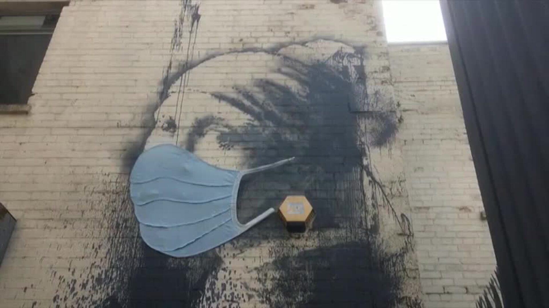 &#039;Girl with a Pierced Eardrum&#039; de Banksy aparece con una mascarilla