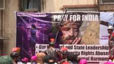 Católicos indios participan en un viacrucis en Bombay